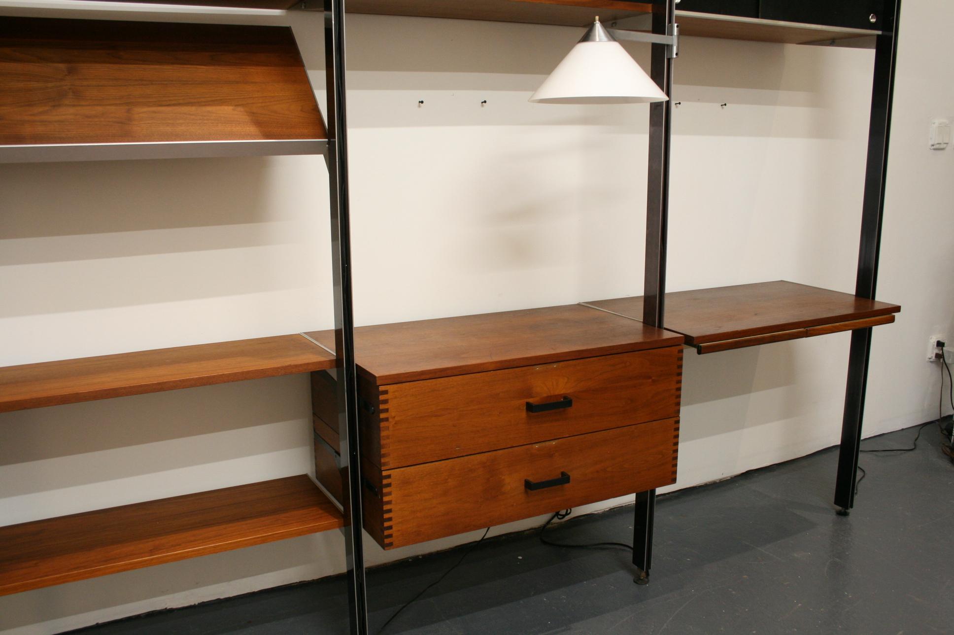 Original CSS-Wandsystem von George Nelson für Herman Miller, 1950er Jahre, Nussbaumholz im Zustand „Gut“ in Chicago, IL