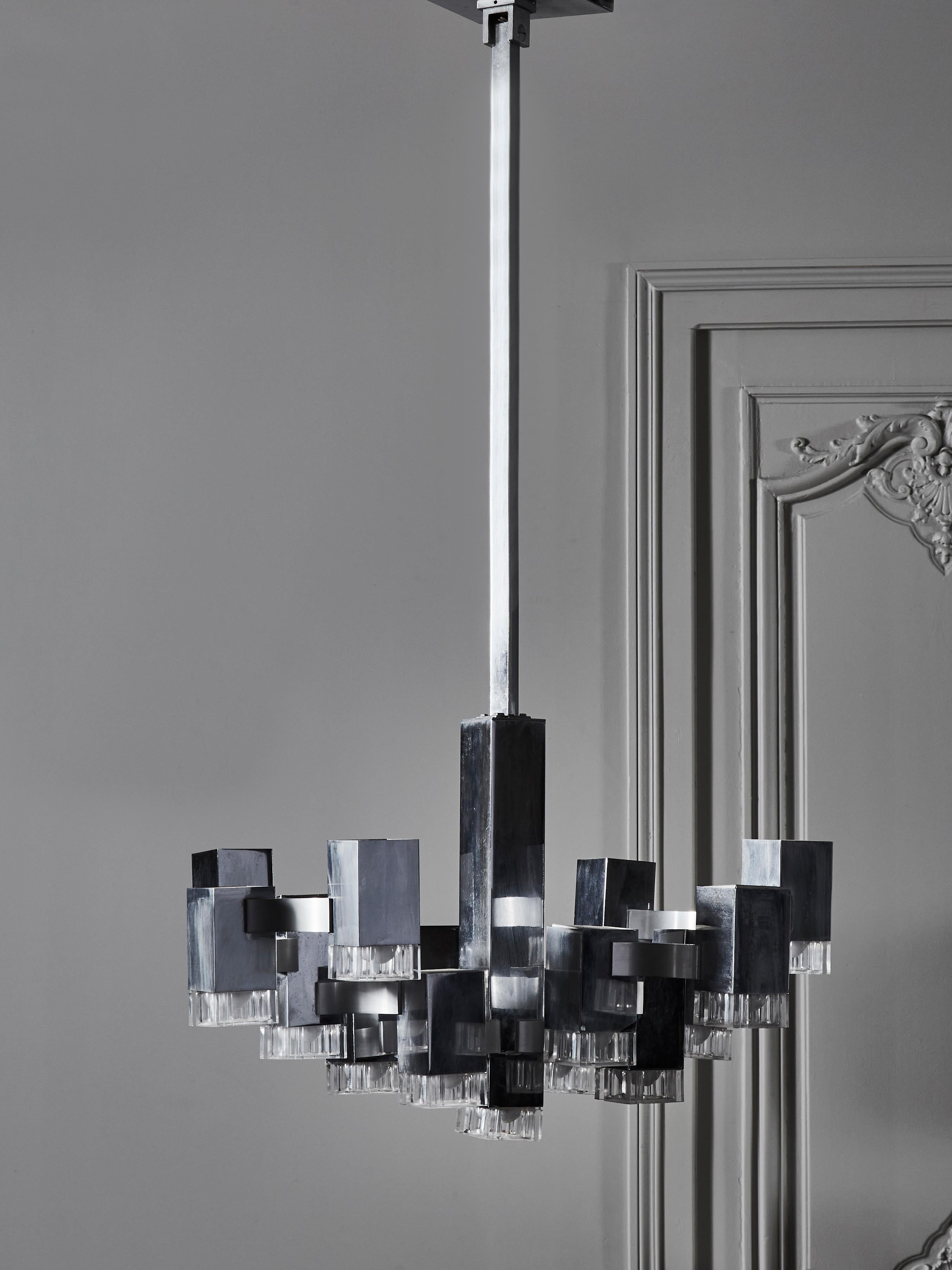 Original Sciolari chandelier modele cubic in its 16-light version.

Made of Shiny and brushed steel and molded Lucite cubes.

Original sticker in the canopy.