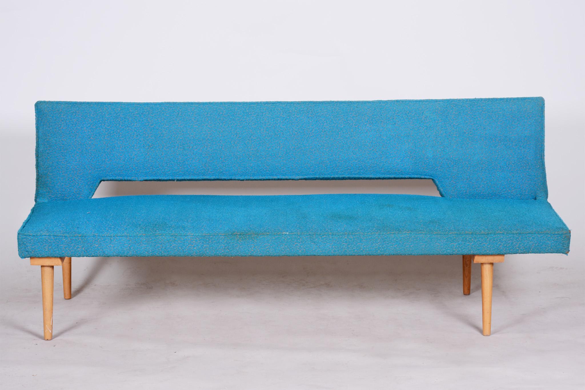 Sofa, midcentury Czechoslovakia.
Original condition. Pristine fabric and upholstery, 1950s.





 