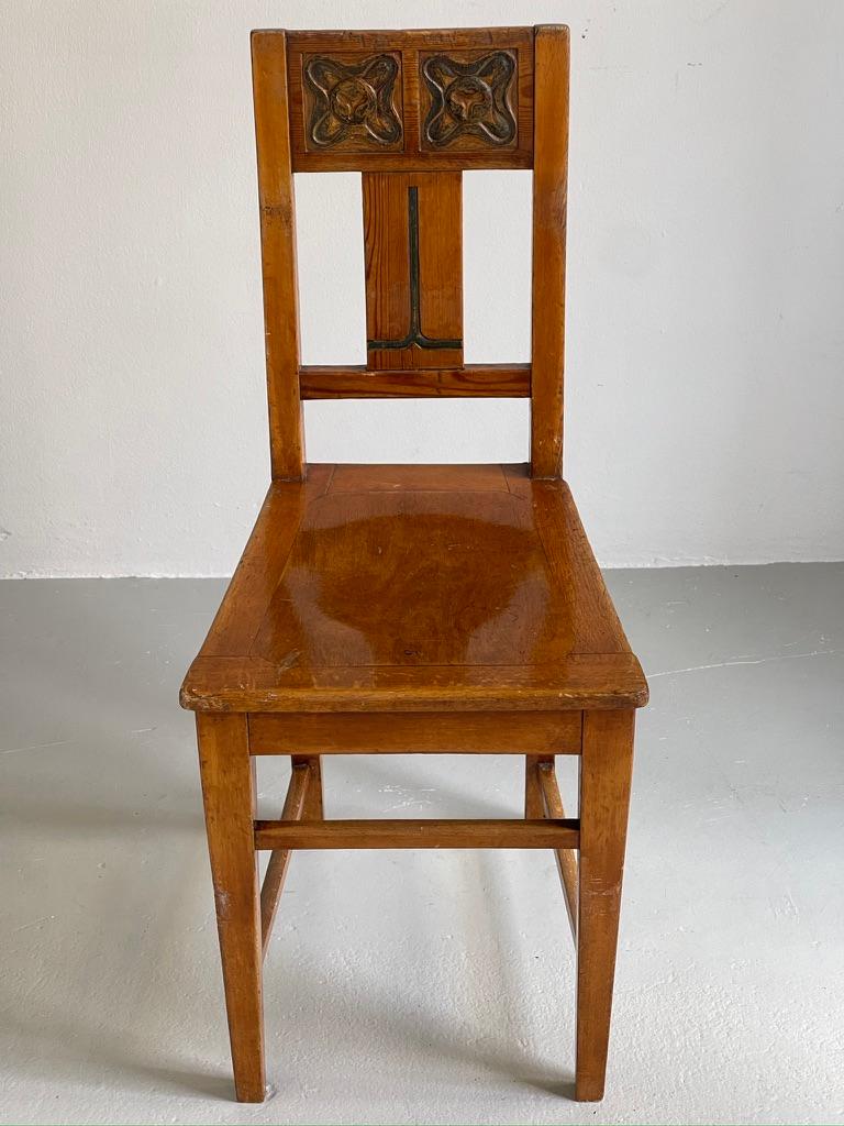 Original Danish Art and Craft chair in pine and beech with green carved decor. For Sale 4