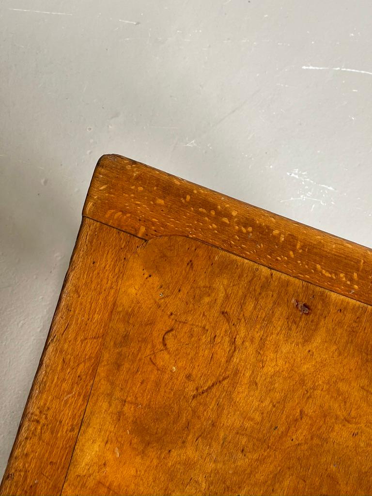 Original Danish Art and Craft chair in pine and beech with green carved decor. In Good Condition For Sale In København K, 84
