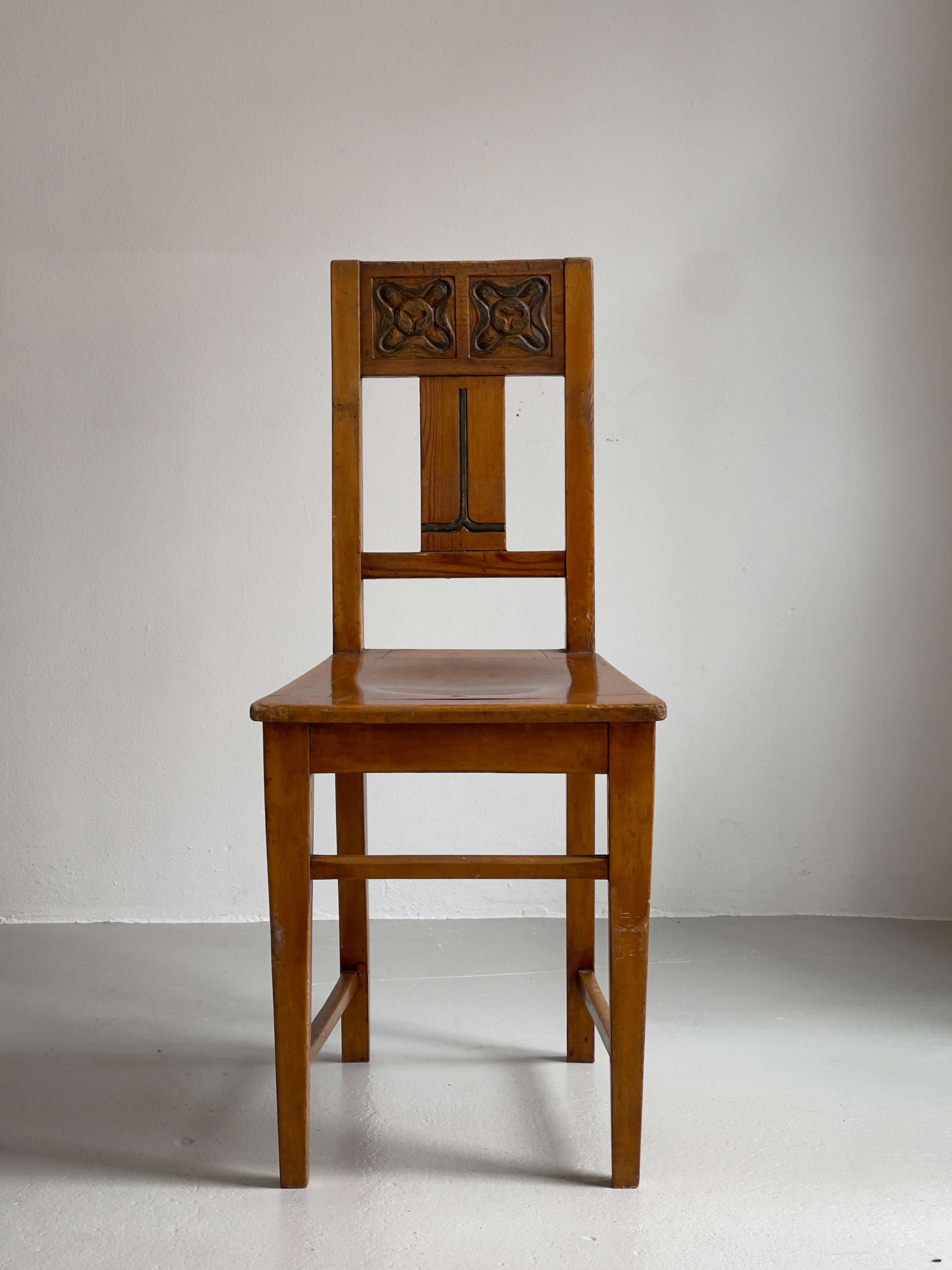 Late 19th Century Original Danish Art and Craft chair in pine and beech with green carved decor. For Sale