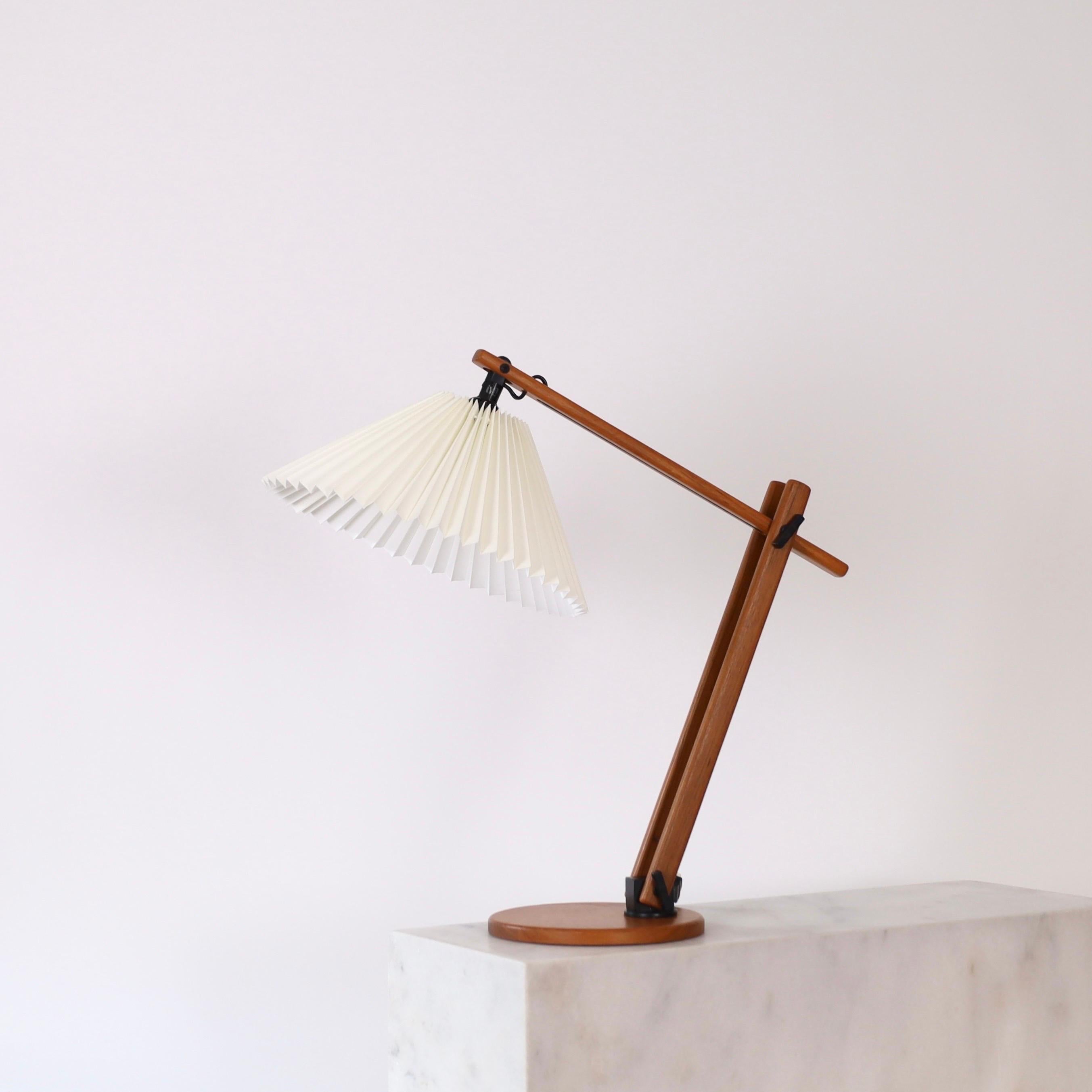 Eine gut erhaltene Schreibtischlampe aus Eichenholz, entworfen von Mads Caprani in den 1970er Jahren für Caprani Light. Ein seltener Fund für ein schönes Haus.

* Eine Schreibtischlampe aus goldenem Eichenholz mit verstellbarer Positionierung des