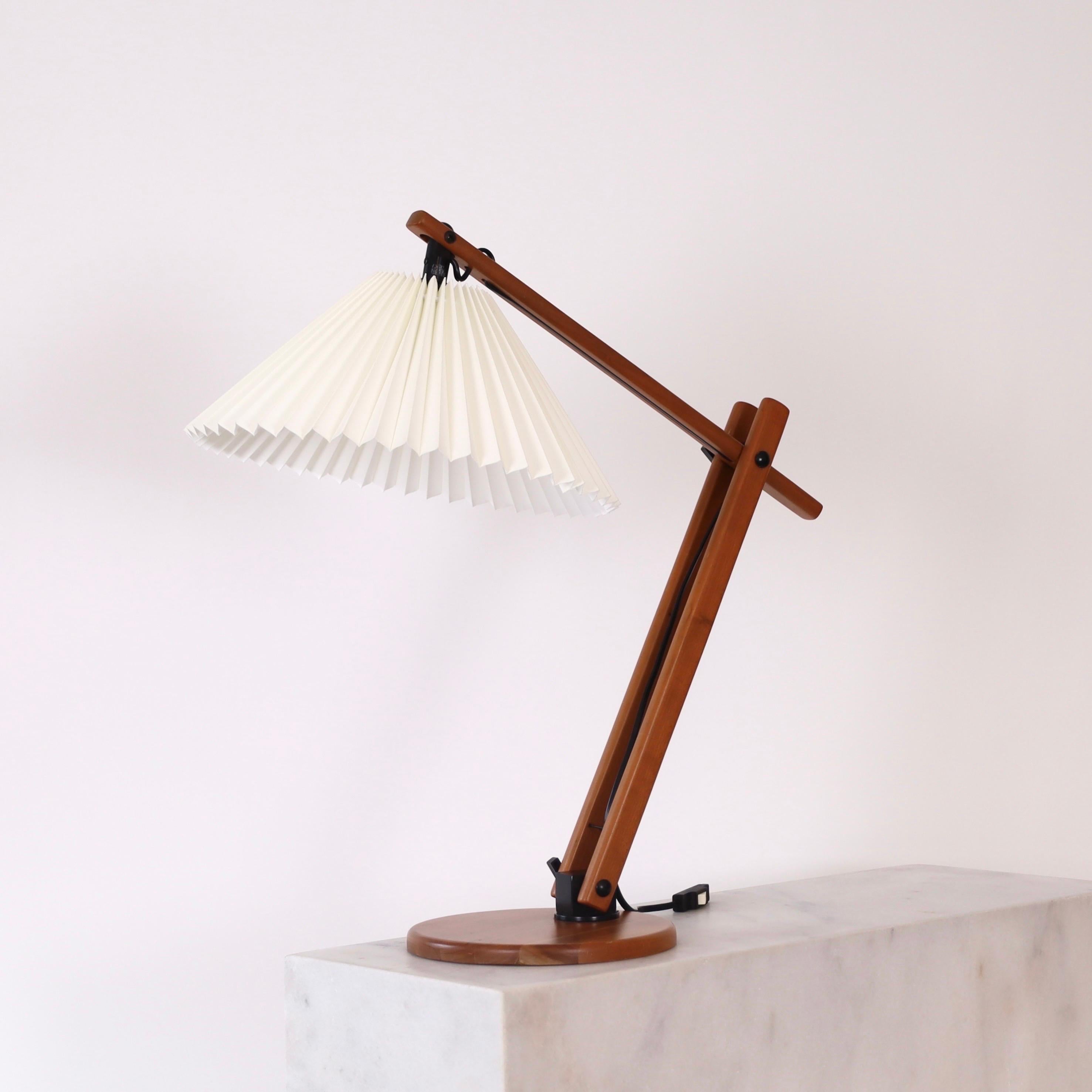 Lampe de bureau en bois conçue par Mads Caprani dans les années 1970 pour Caprani Light. Une pièce de choix pour une belle maison.

* Lampe de bureau en bois avec positionnement réglable de l'abat-jour
* Designer : Mads Caprani
* Fabricant : Caprani