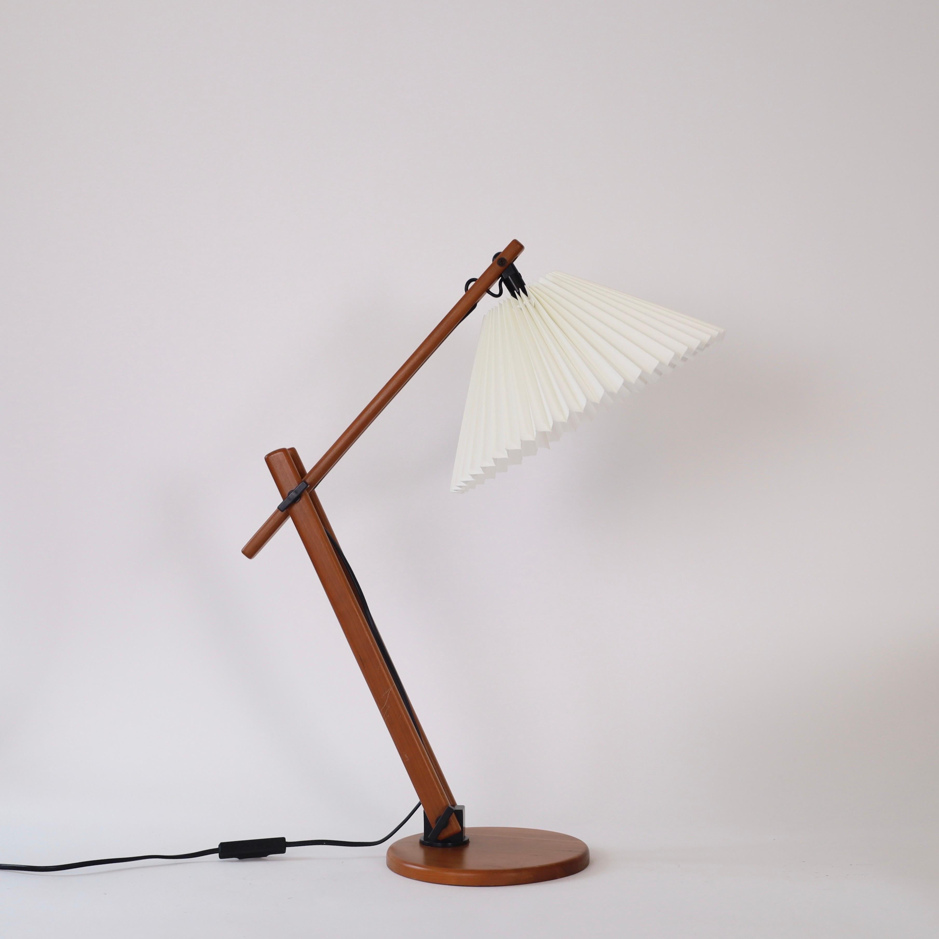 Bois Lampe de bureau originale danoise Caprani, années 1970, Danemark en vente