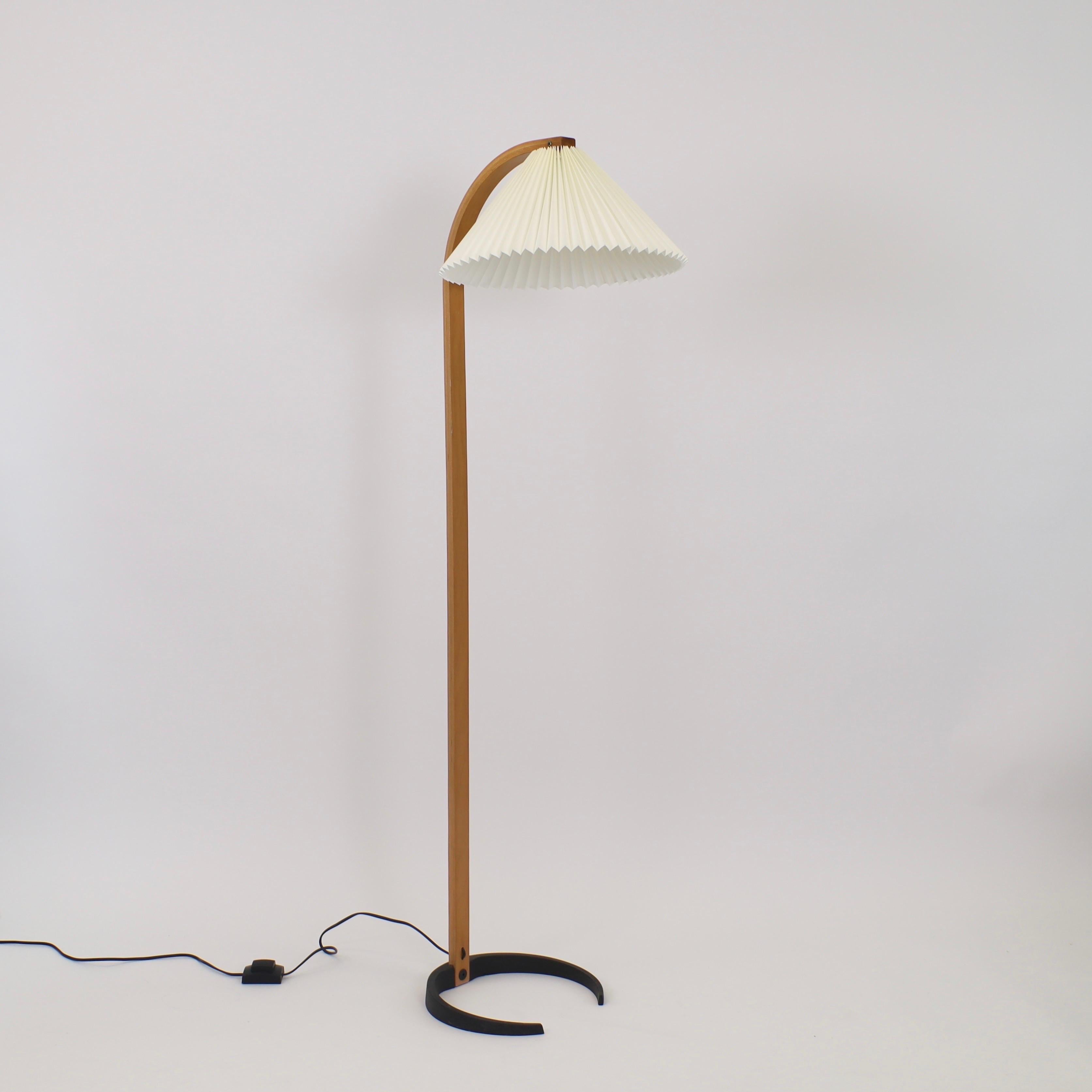 An original Caprani no. 820 floor lamp by Mads Caprani. It is the predecessor of the more common Caprani no. 840. It is a rare and timeless piece for a beautiful place. 

* A bend beech veneer floor lamp with an egg-white fabric shade
* Designer:
