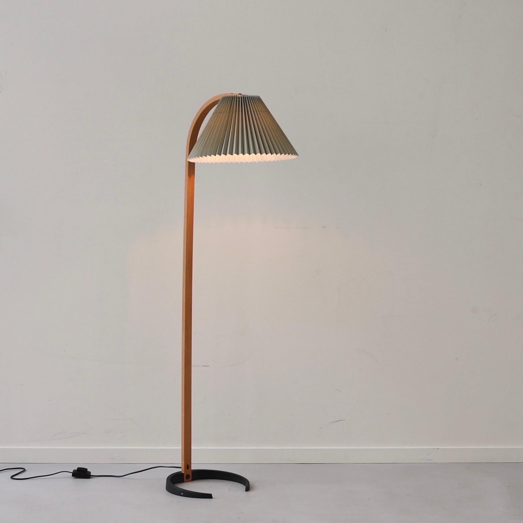 Lámpara de pie original Caprani no. 820 de Mads Caprani de los años setenta. Una pieza rara y atemporal para un lugar hermoso. 

* Lámpara de pie de chapa de haya curvada con pantalla de tela verde plisada
* Diseñador: Mads Caprani
* Fabricante: