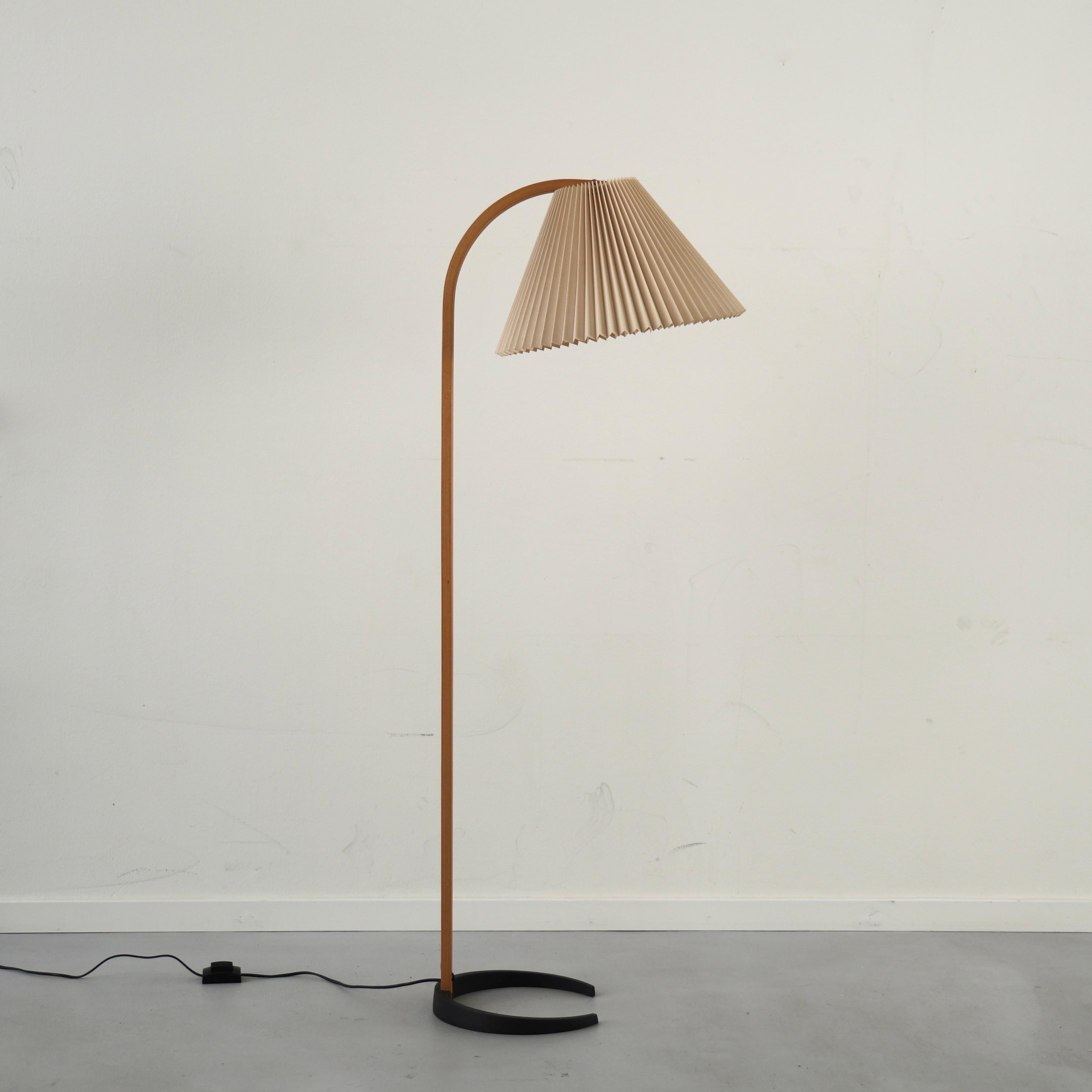 Original Caprani no. 820 floor lamp by Mads Caprani in the 1970s. It is in  excellent condition with the original shade and barely any marks. Absolutely best kept we have ever seen.  

* A bend beech veneer floor lamp with a pleated beige fabric