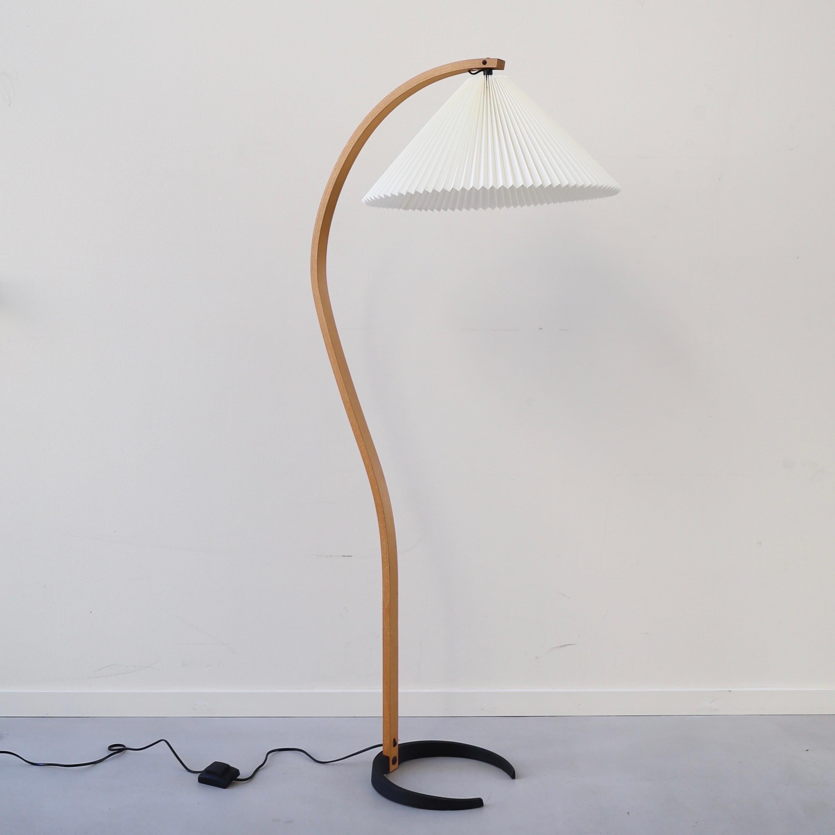 Original Danish Timberline no. 840 floor lamp designed by Mads Caprani in the 1970s. A striking timeless design perfect for an exquisite home. 

* A bend beech veneer floor lamp with an egg-white fabric shade
* Style: 840
* Manufacturer: Caprani