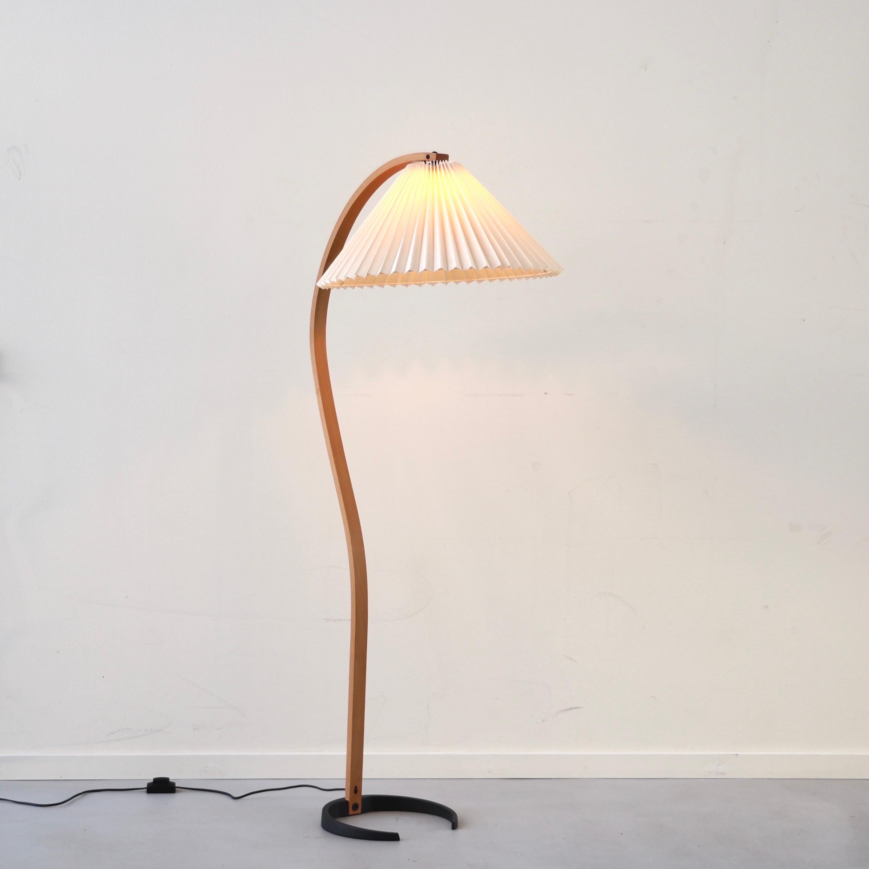 Original Danish Timberline no. 840 floor lamp designed by Mads Caprani in the 1970s. A timeless design perfect for an exquisite home. 

* A bend beech veneer floor lamp with an off-white pleated fabric shade
* Style: 840
* Manufacturer: Caprani
