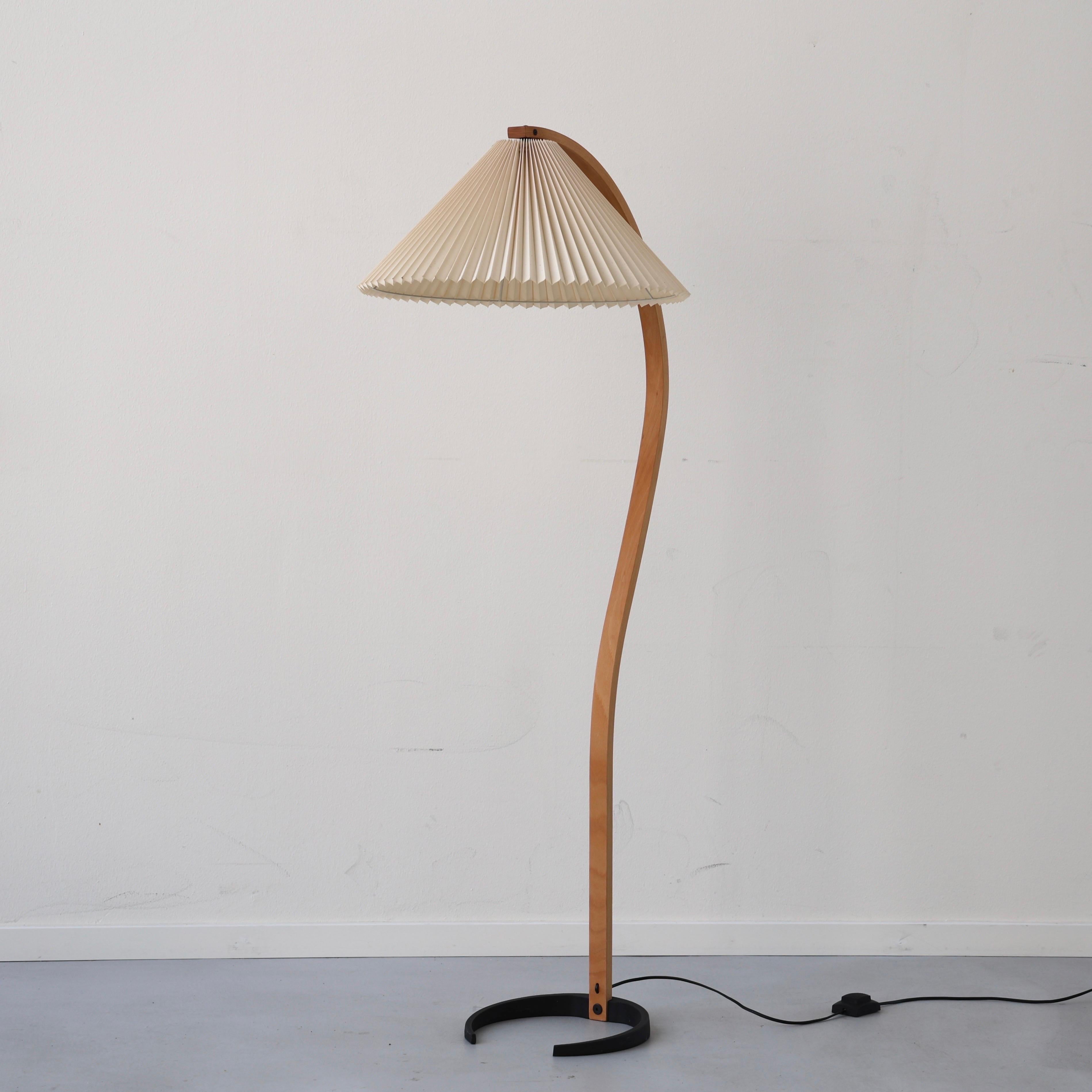 Original Danish Timberline no. 840 floor lamp designed by Mads Caprani in the 1970s. 

* Bend beech veneer floor lamp with an off-white pleated fabric shade
* Style: 840
* Manufacturer: Caprani Light A/S Denmark
* Year: 1980s 
* Condition: Good