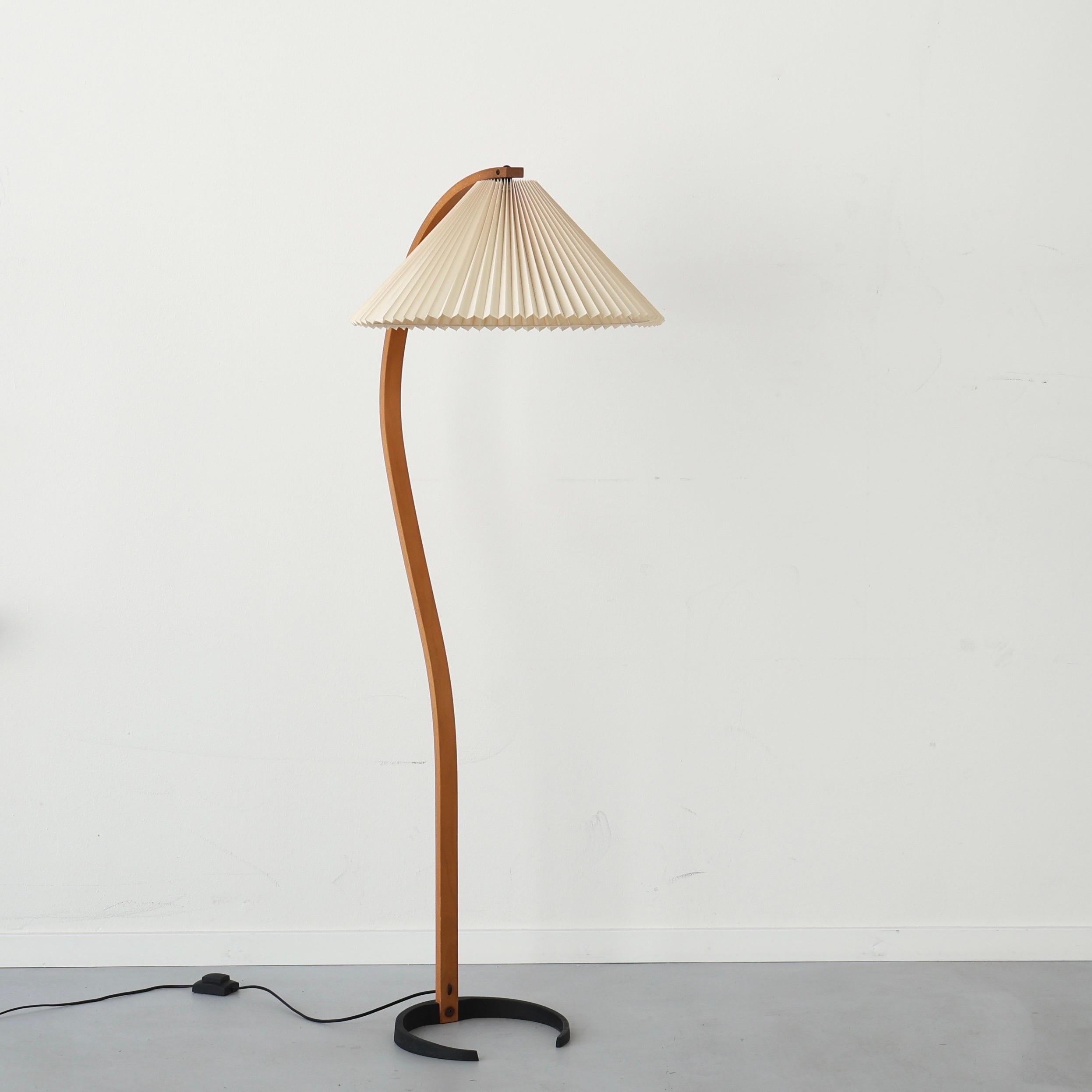 Original dänische Timberline Nr. 840 Stehleuchte, entworfen von Mads Caprani in den 1970er Jahren. 

* Bend Stehleuchte aus Buchenfurnier mit cremefarbenem, plissiertem Stoffschirm
* Stil: 840
* Hersteller: Caprani Light A/S Dänemark
* Jahr: 1980er