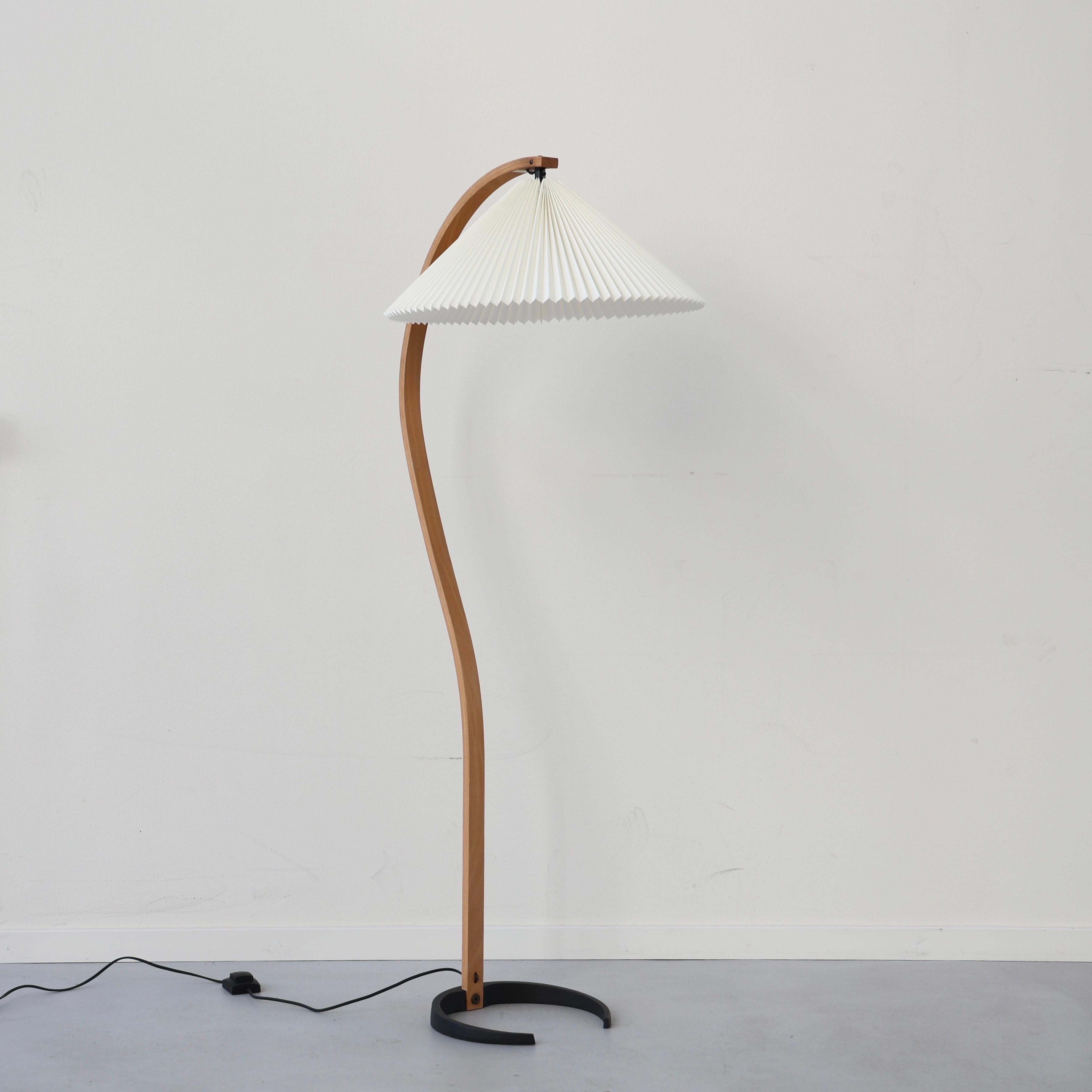 Original Danish Timberline no. 840 floor lamp designed by Mads Caprani in the 1970s. 

* A bend beech veneer floor lamp with an egg-white fabric shade
* Style: 840
* Manufacturer: Caprani Light A/S Denmark
* Year: 1980s 
* Condition: Good vintage