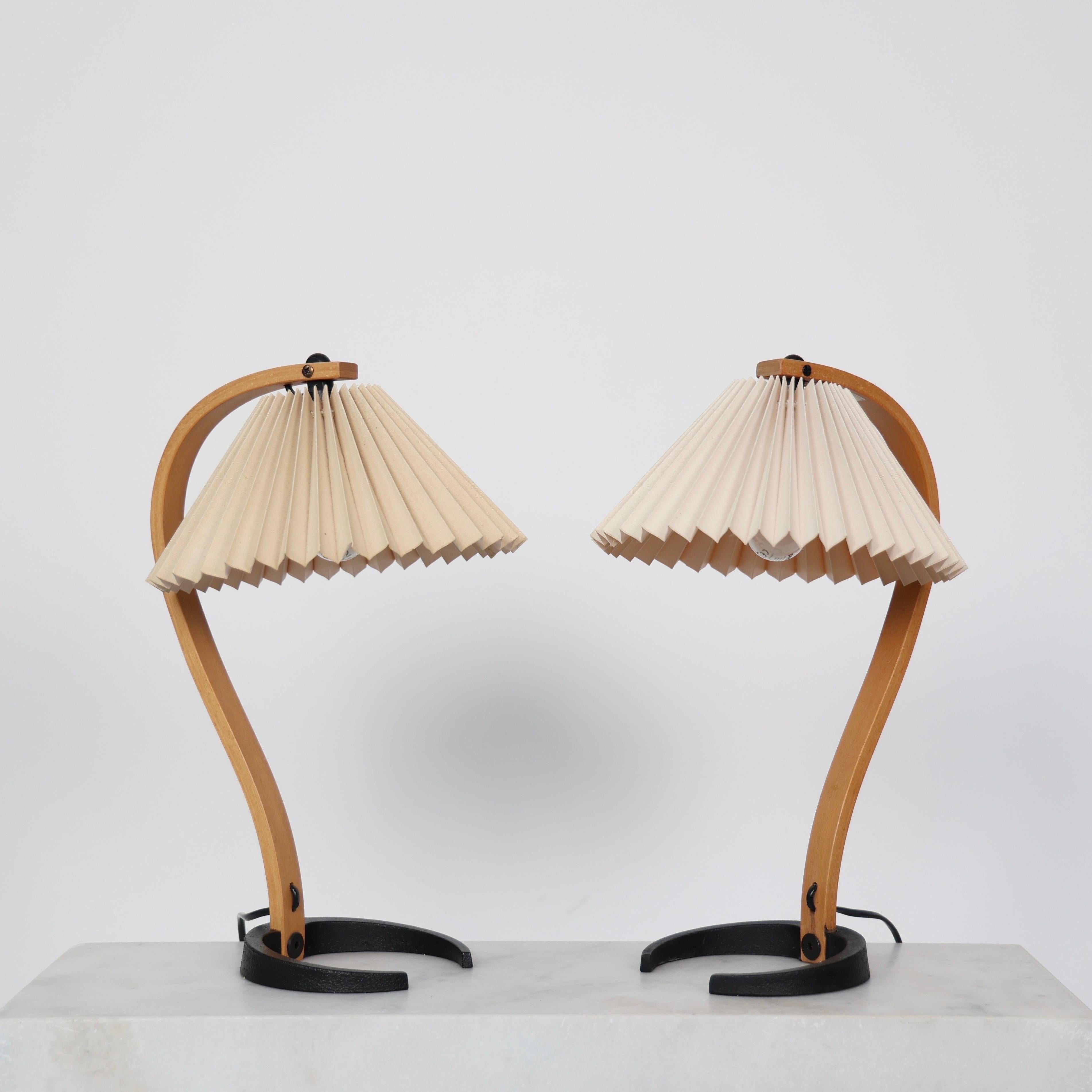 Lámparas de mesa curvadas diseñadas por Mads Caprani a finales de los años setenta. 

* Lámparas de mesa / lámparas de noche de madera de haya curvada con pliegues de color blanco roto  cortinas de tela
* Estilo: 841
* Fabricante: Caprani Light A/S