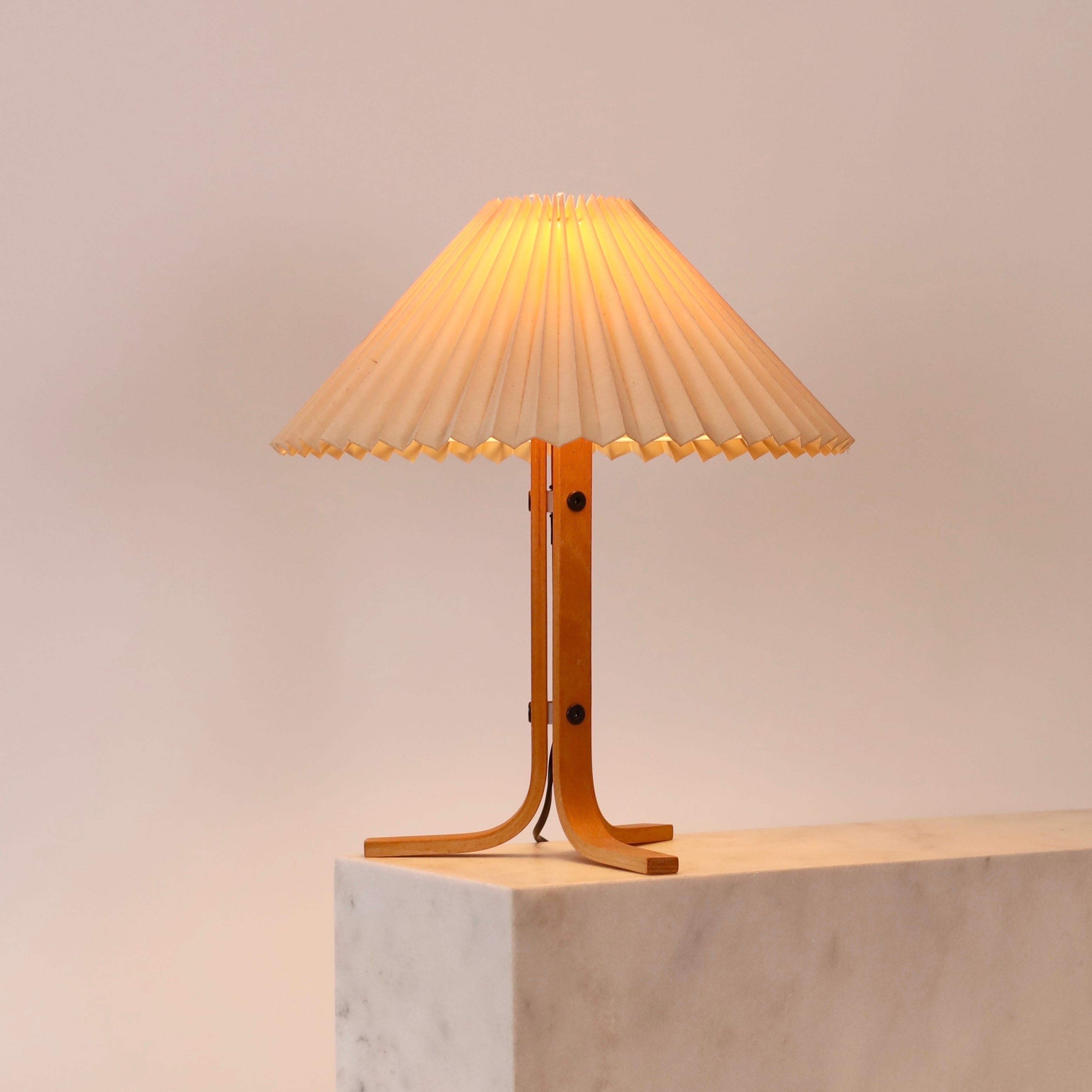 Original Danish Caprani Tripod Desk Lamp, 1970s, Denmark In Good Condition For Sale In Værløse, DK