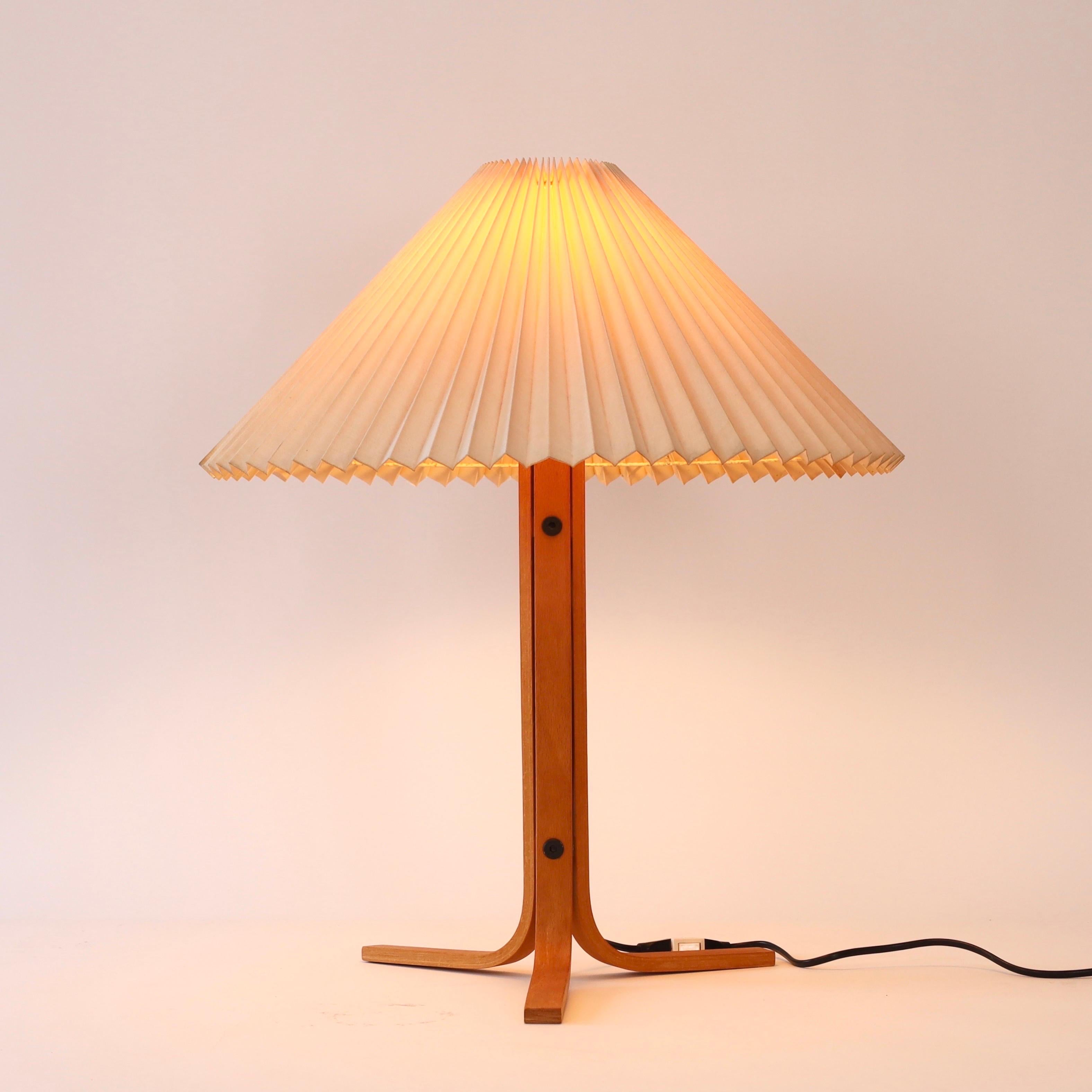 Original Danish Caprani Tripod Desk Lamp, 1970s, Denmark In Fair Condition For Sale In Værløse, DK