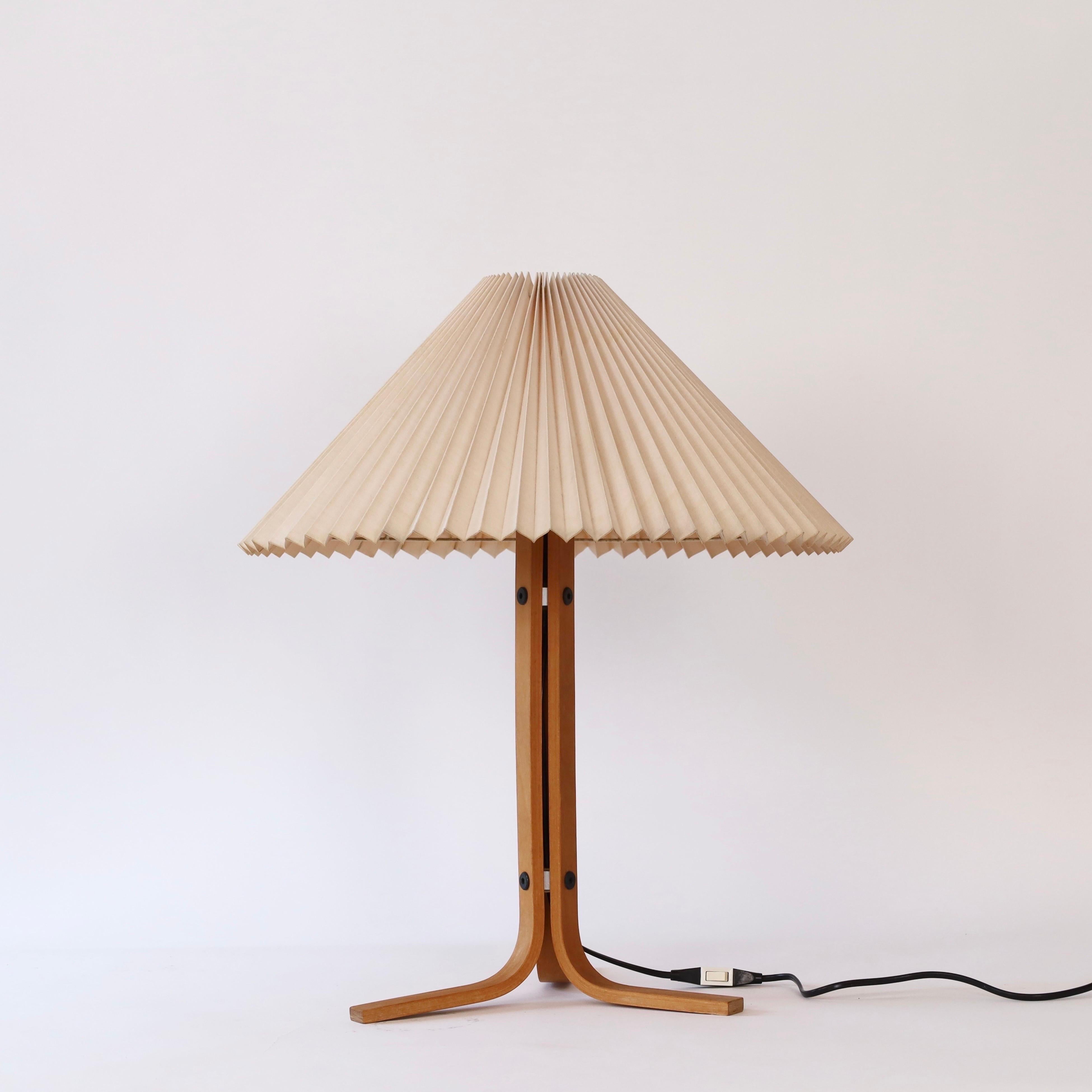 Dänische Caprani-Dreibein-Schreibtischlampe, 1970er Jahre, Dänemark (Ende des 20. Jahrhunderts) im Angebot