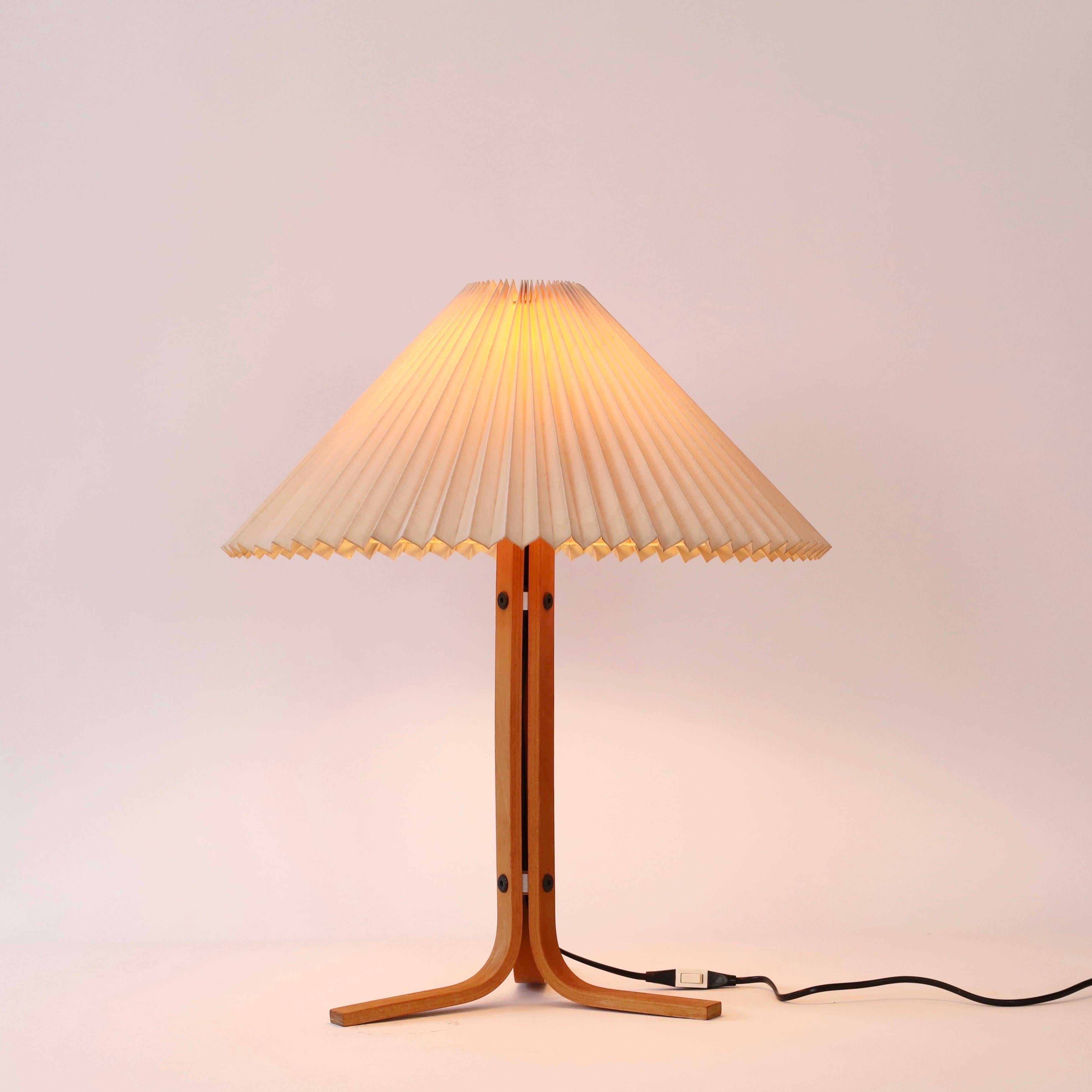 Dänische Caprani-Dreibein-Schreibtischlampe, 1970er Jahre, Dänemark (Holz) im Angebot