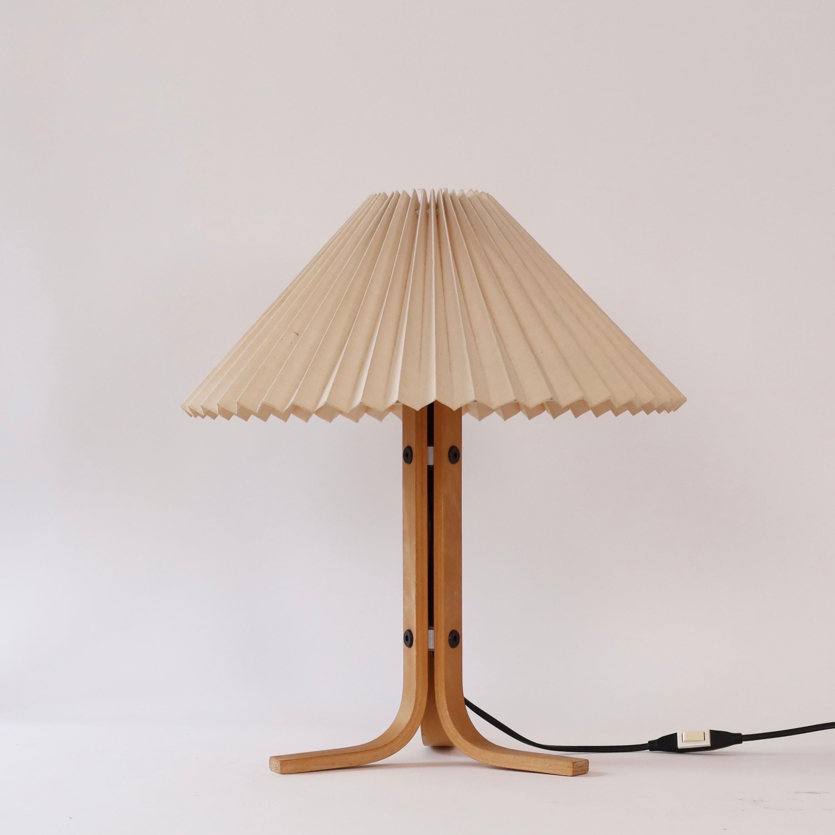 Bois Lampe de bureau originale danoise Caprani Tripod, années 1970, Danemark en vente