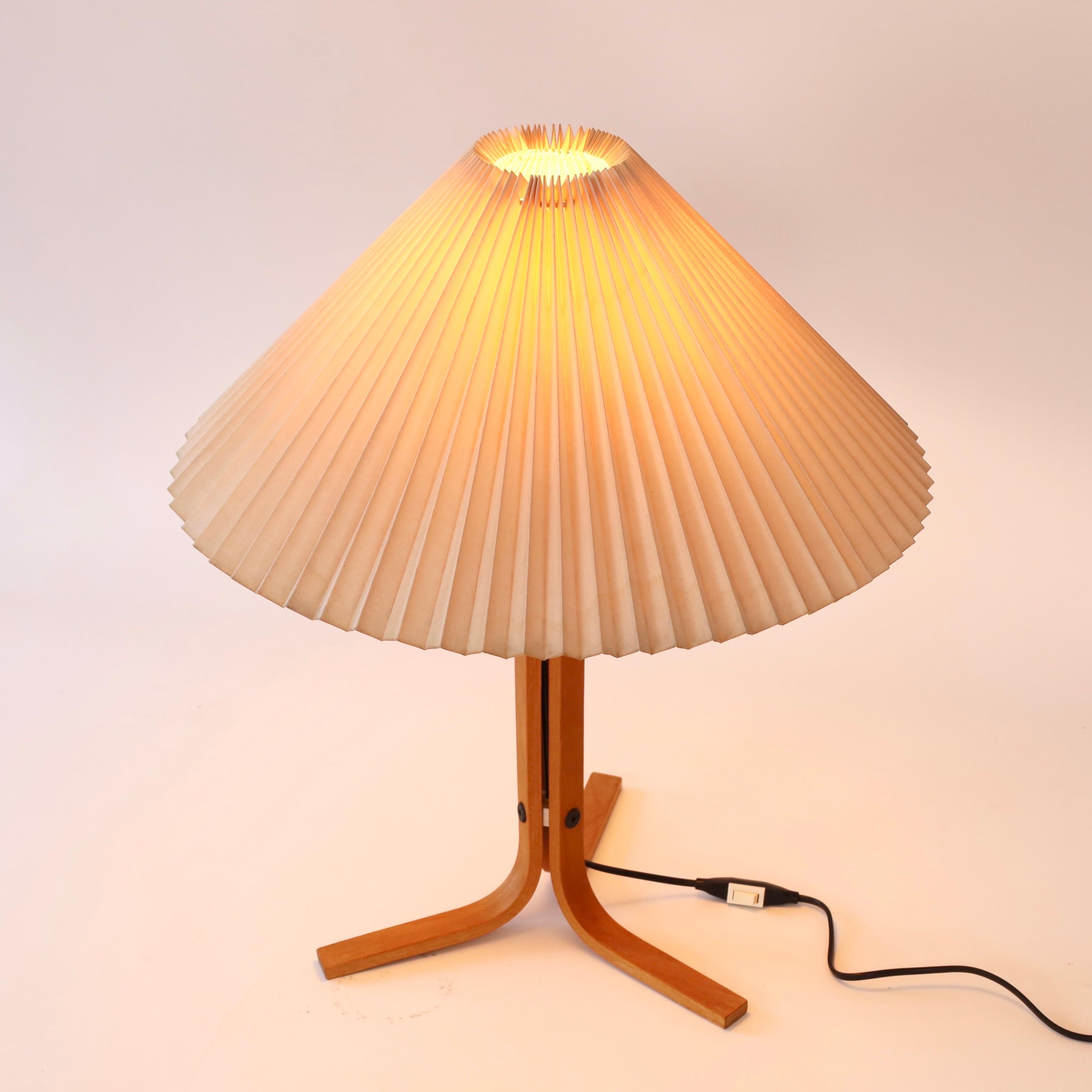 Bois Lampe de bureau originale danoise Caprani Tripod, années 1970, Danemark en vente