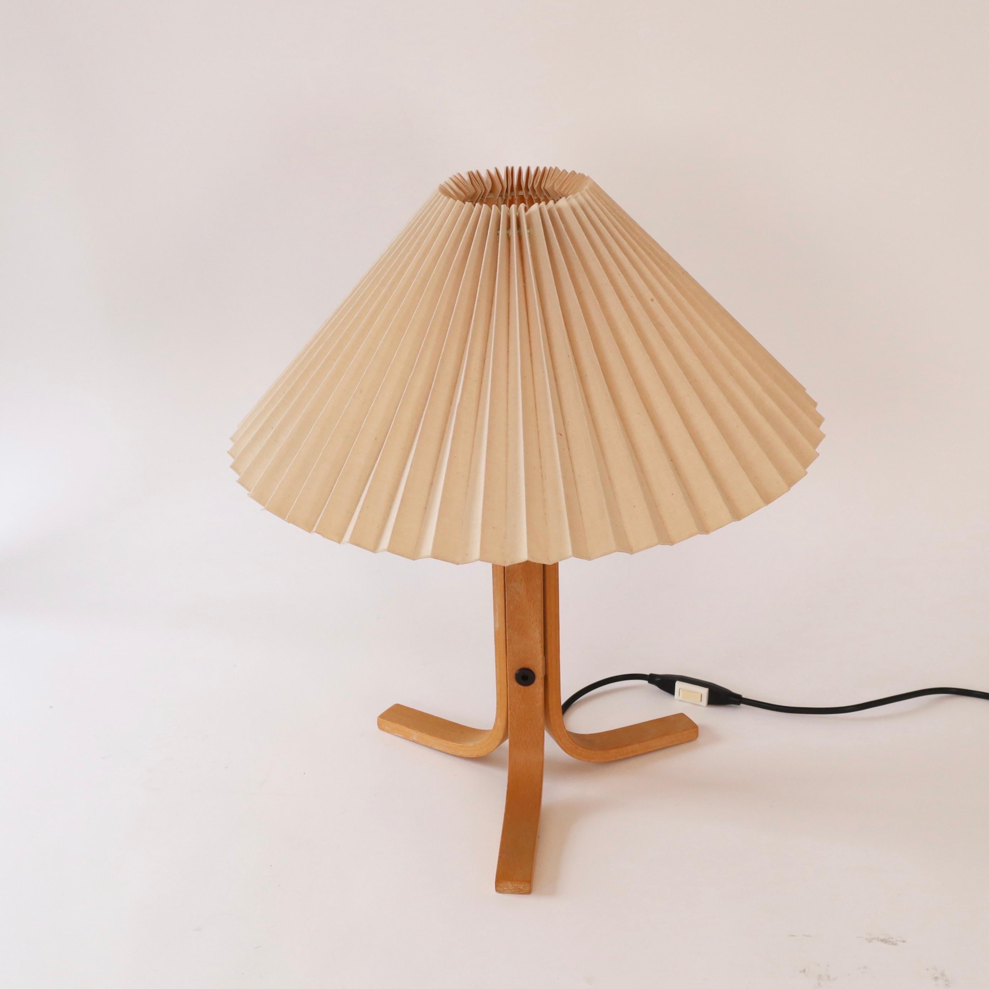 Lampe de bureau originale danoise Caprani Tripod, années 1970, Danemark en vente 2