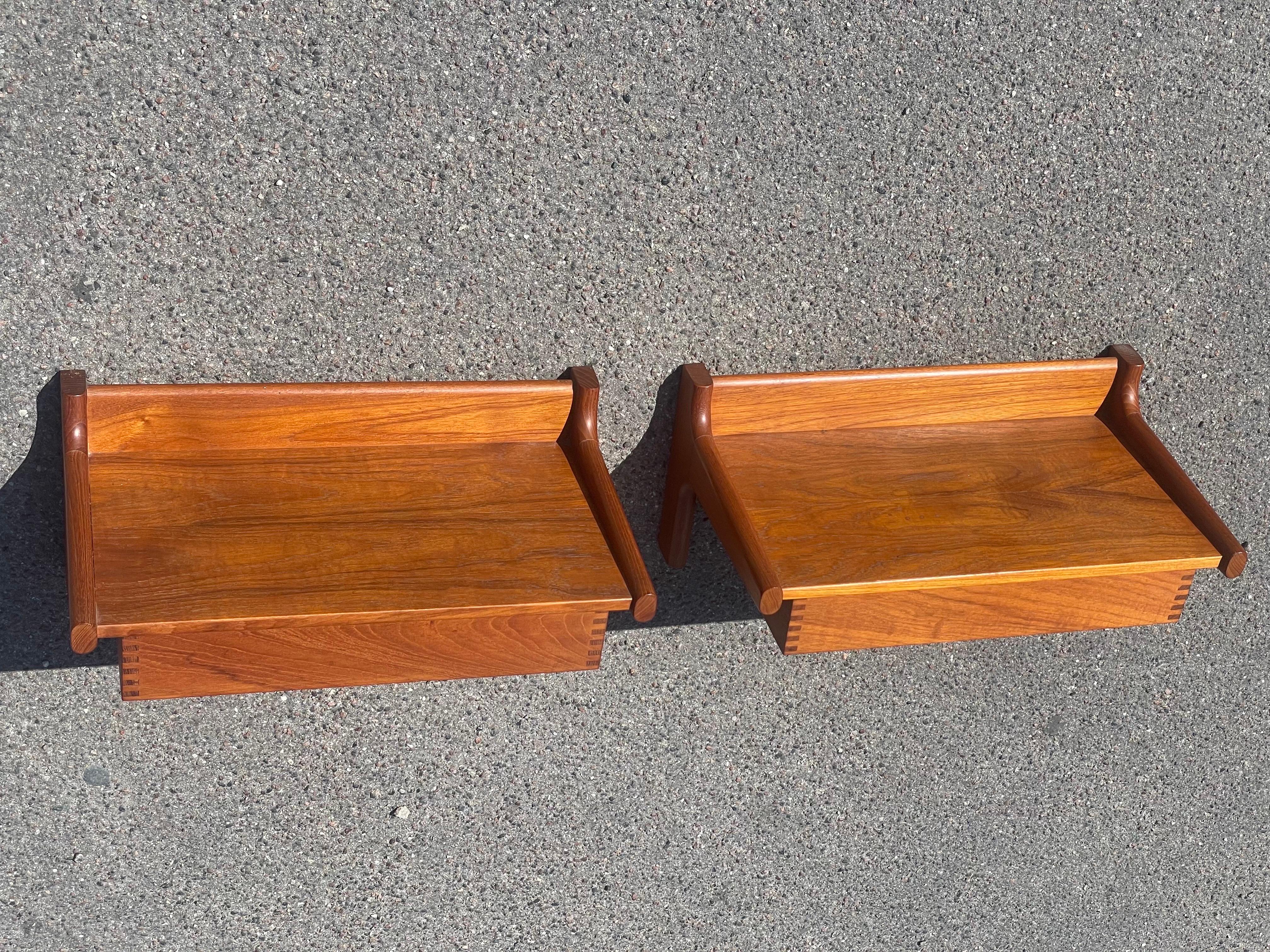 Jahrelang wurden diese Nachttische fälschlicherweise als Børge Mogensen Design verkauft. Kürzlich hat sich herausgestellt, dass es von einem anderen ikonischen dänischen Designer, Kai Kristiansen, sorgfältig aus hochwertigem Teakholz gefertigt