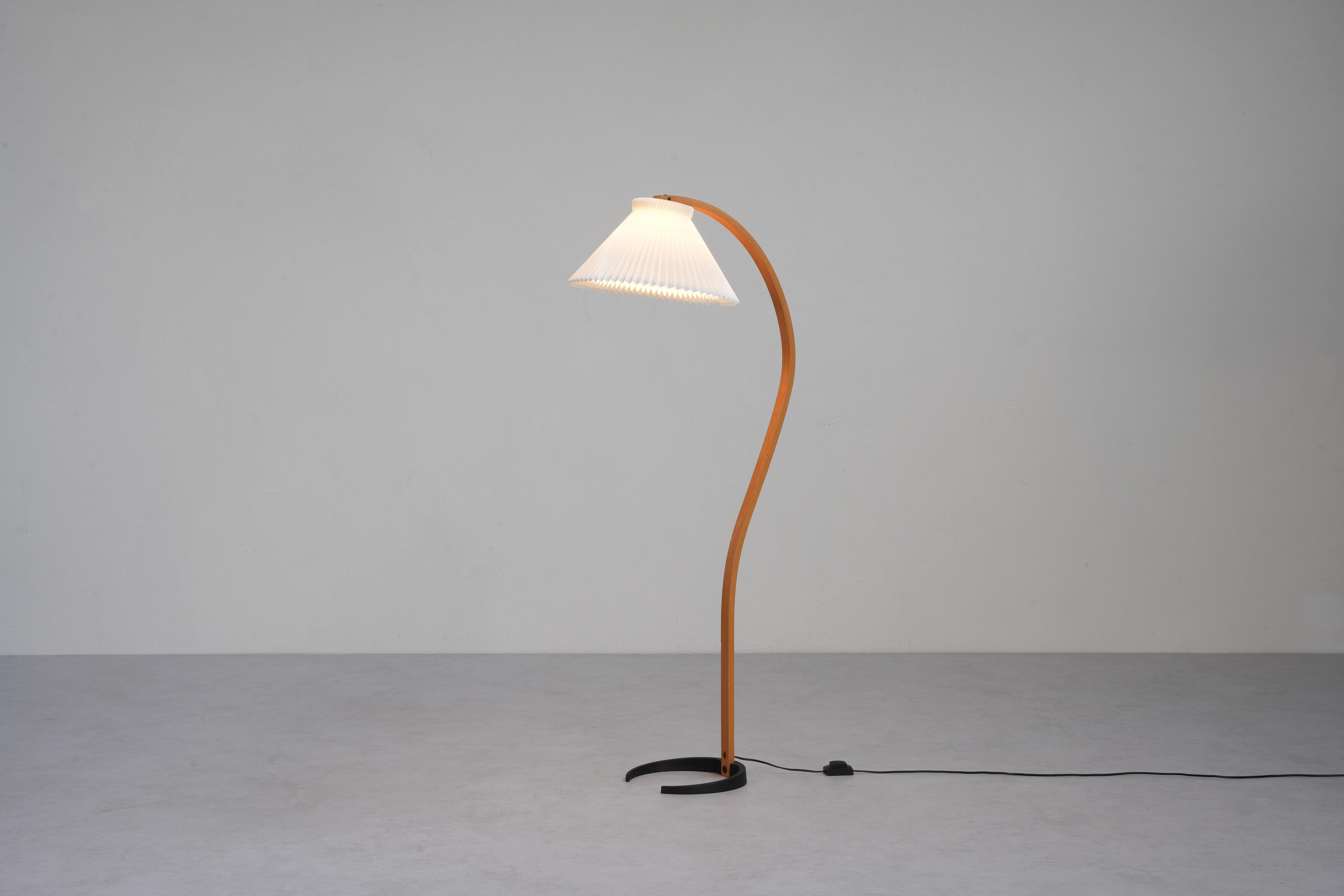 Beautiful floor lamp by Mads Caprani, 1970ies:
 
Crafted by Danish designer Mads Caprani, it elegantly merges form and function. From the innovative 1970s era, the lamp showcases Caprani's mastery of materials and form.
Organic curves and clean