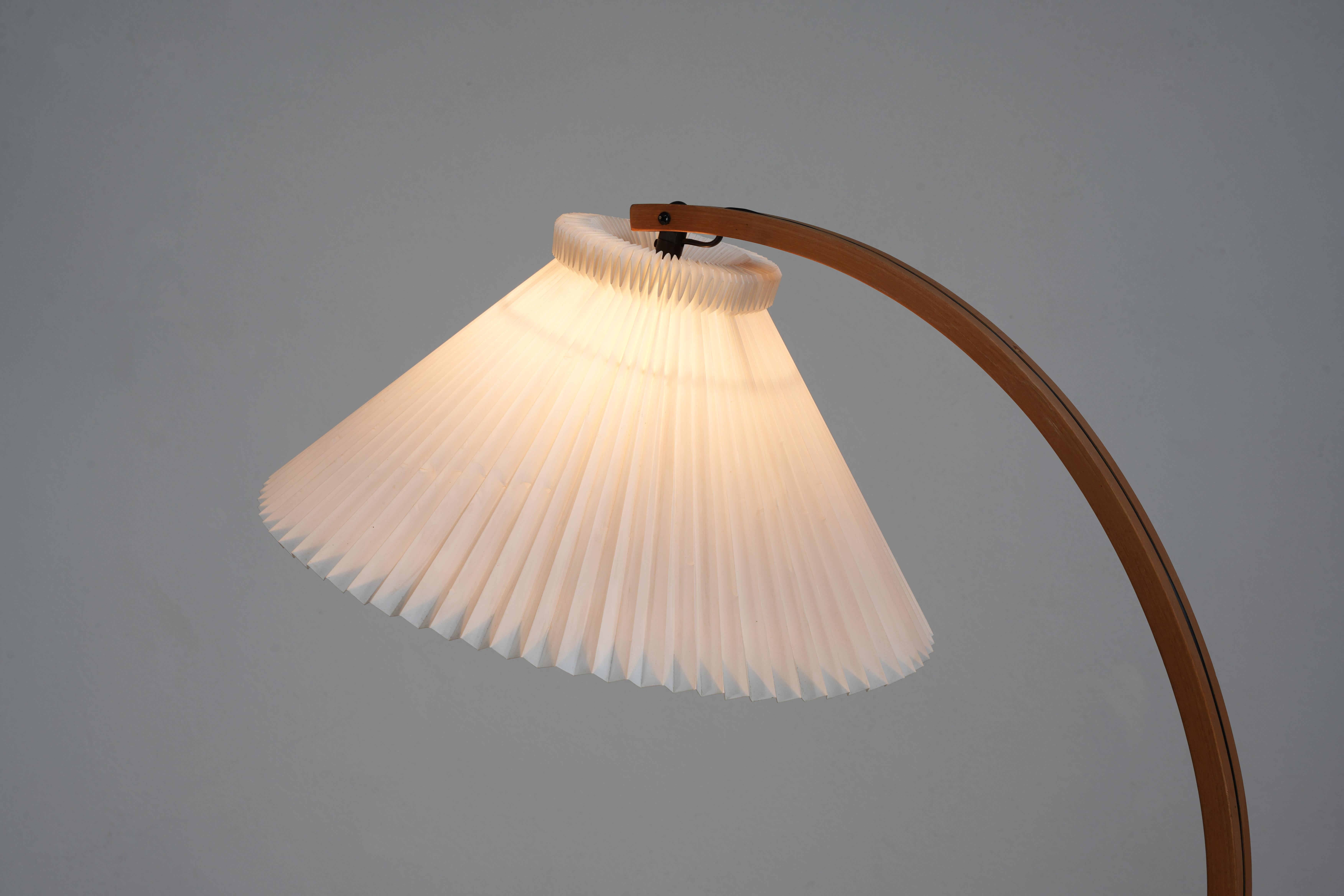 Dänische Stehlampe von Mads Caprani, 1970er-Jahre, Nr.2 (Bugholz) im Angebot
