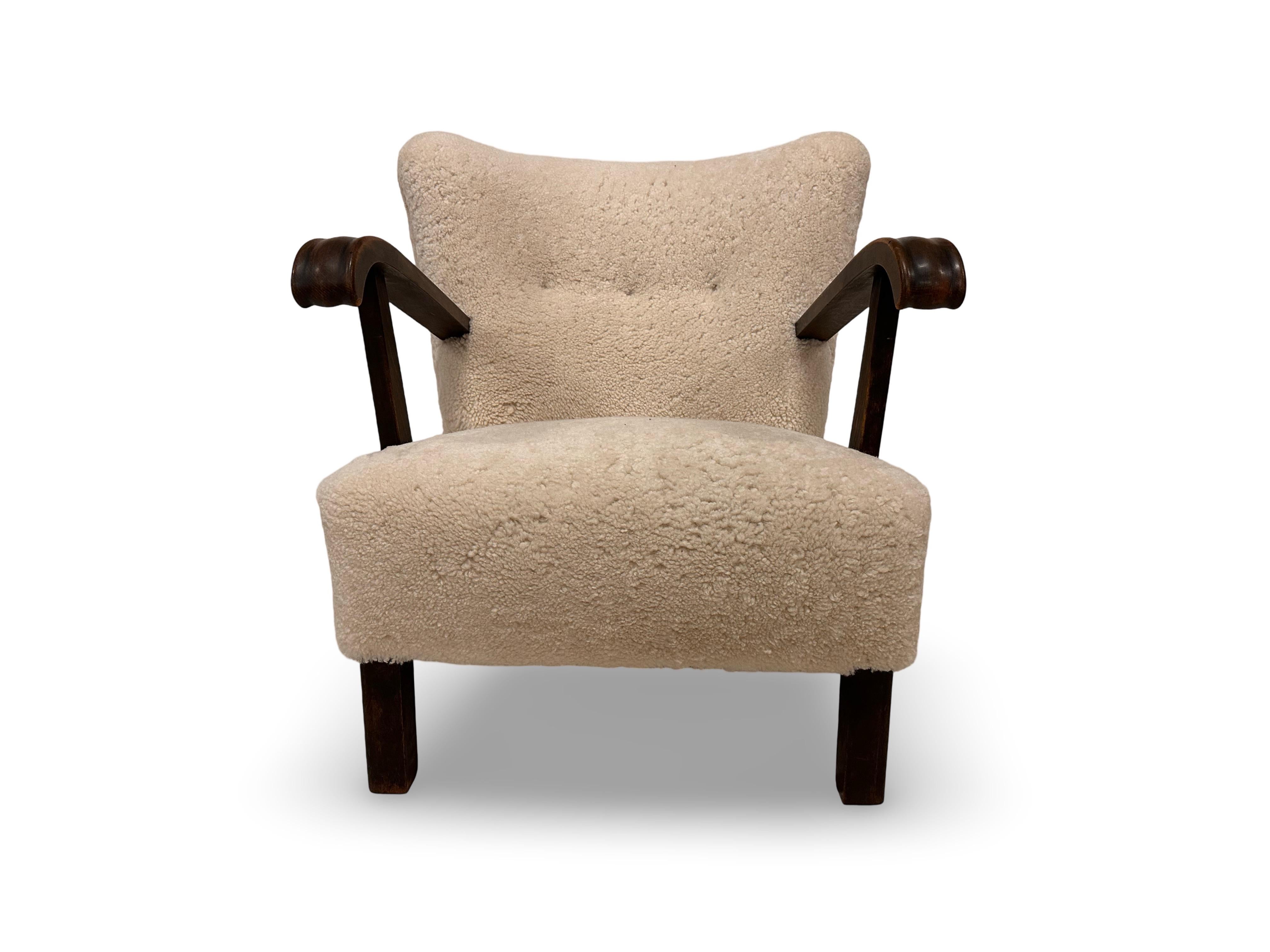 Sedia da salotto Fritz Hansen con braccioli in Oak. Modello 1582, schienale basso. Prodotto in Danimarca negli anni '40. Recentemente restaurato con lana nuova.