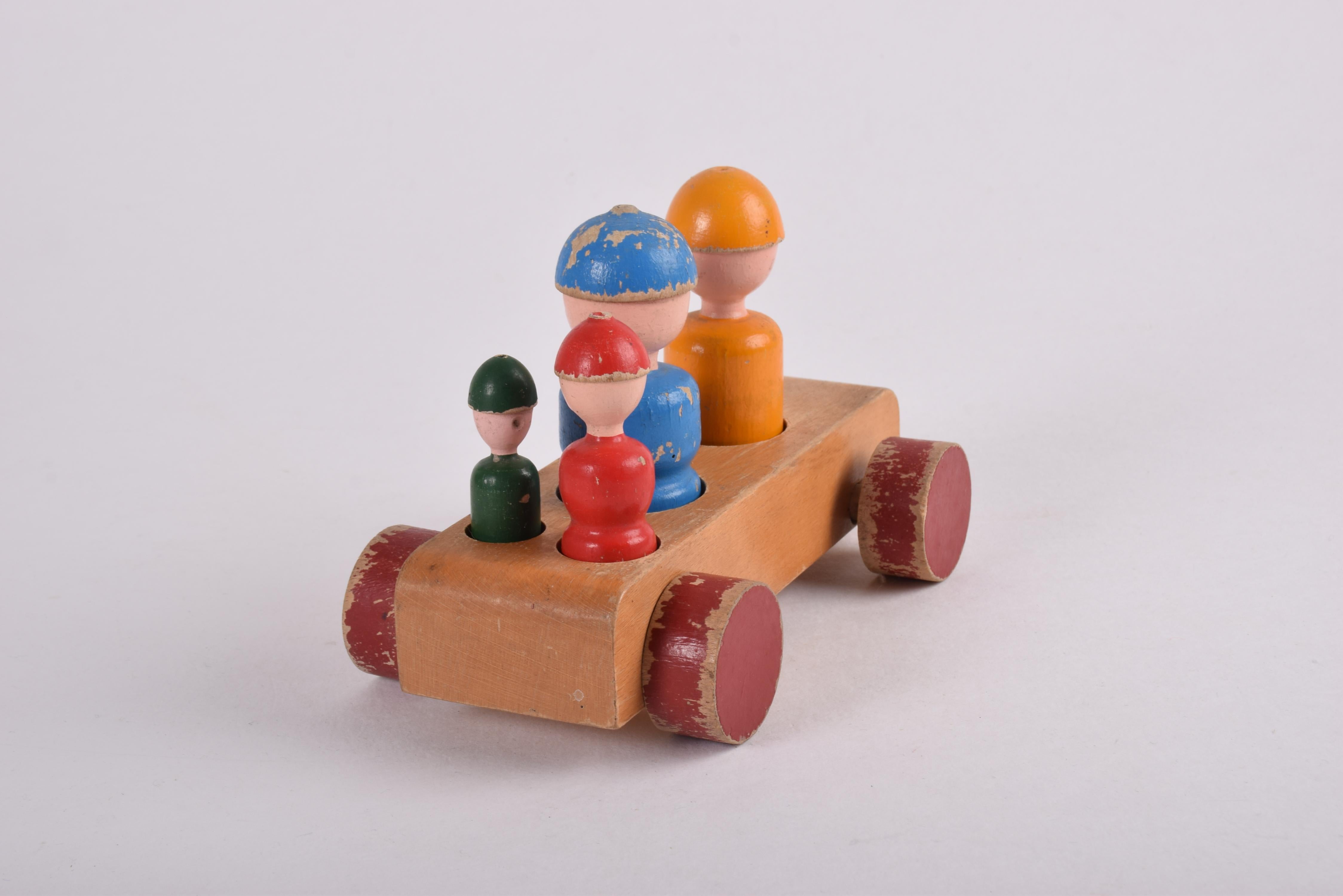 Originales dänisches Kay Bojesen-Spielzeug-Wagon „Family Trip“, farbenfrohes Buchenholz, 1950er Jahre (Skandinavische Moderne) im Angebot