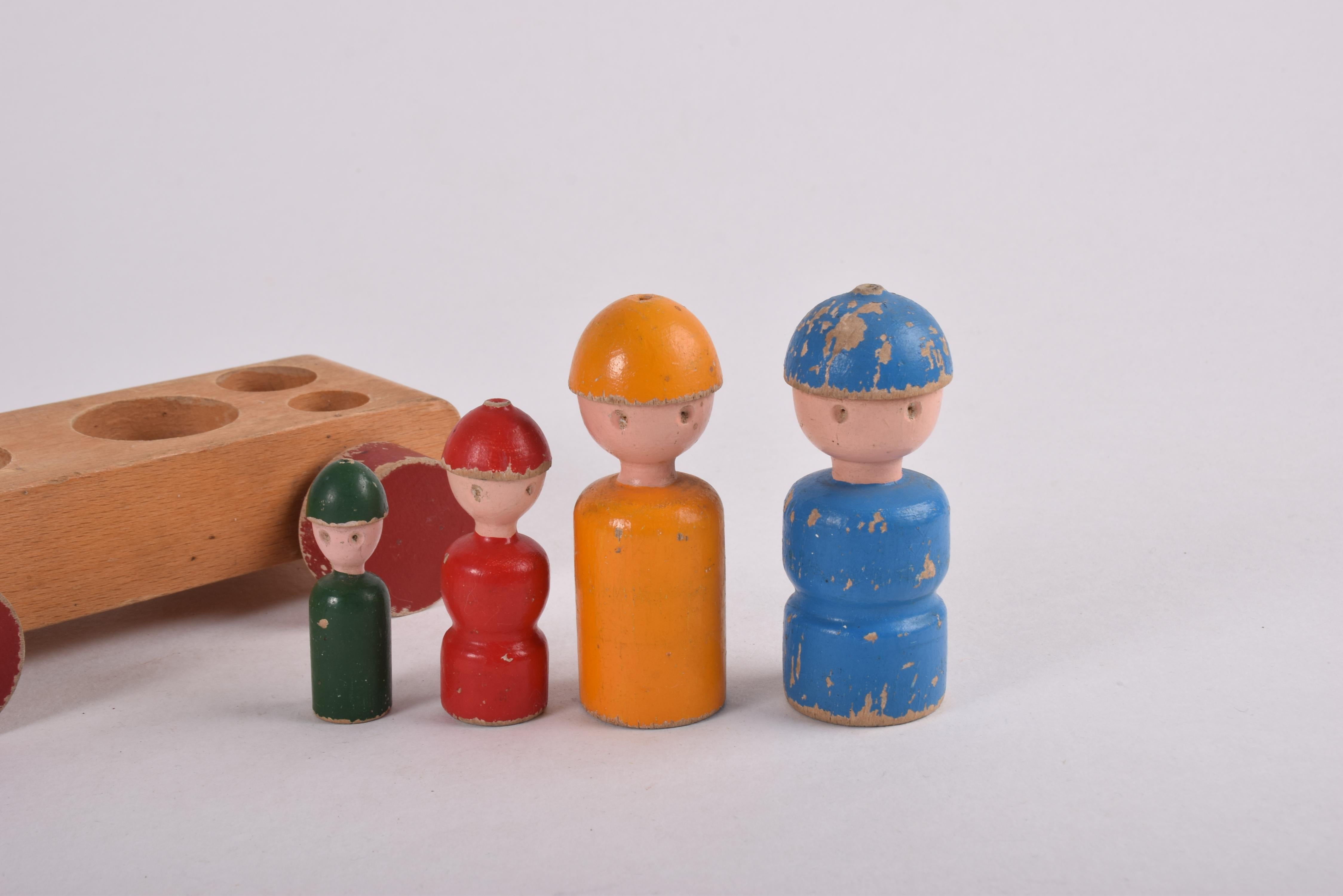 Originales dänisches Kay Bojesen-Spielzeug-Wagon „Family Trip“, farbenfrohes Buchenholz, 1950er Jahre im Zustand „Relativ gut“ im Angebot in Aarhus C, DK