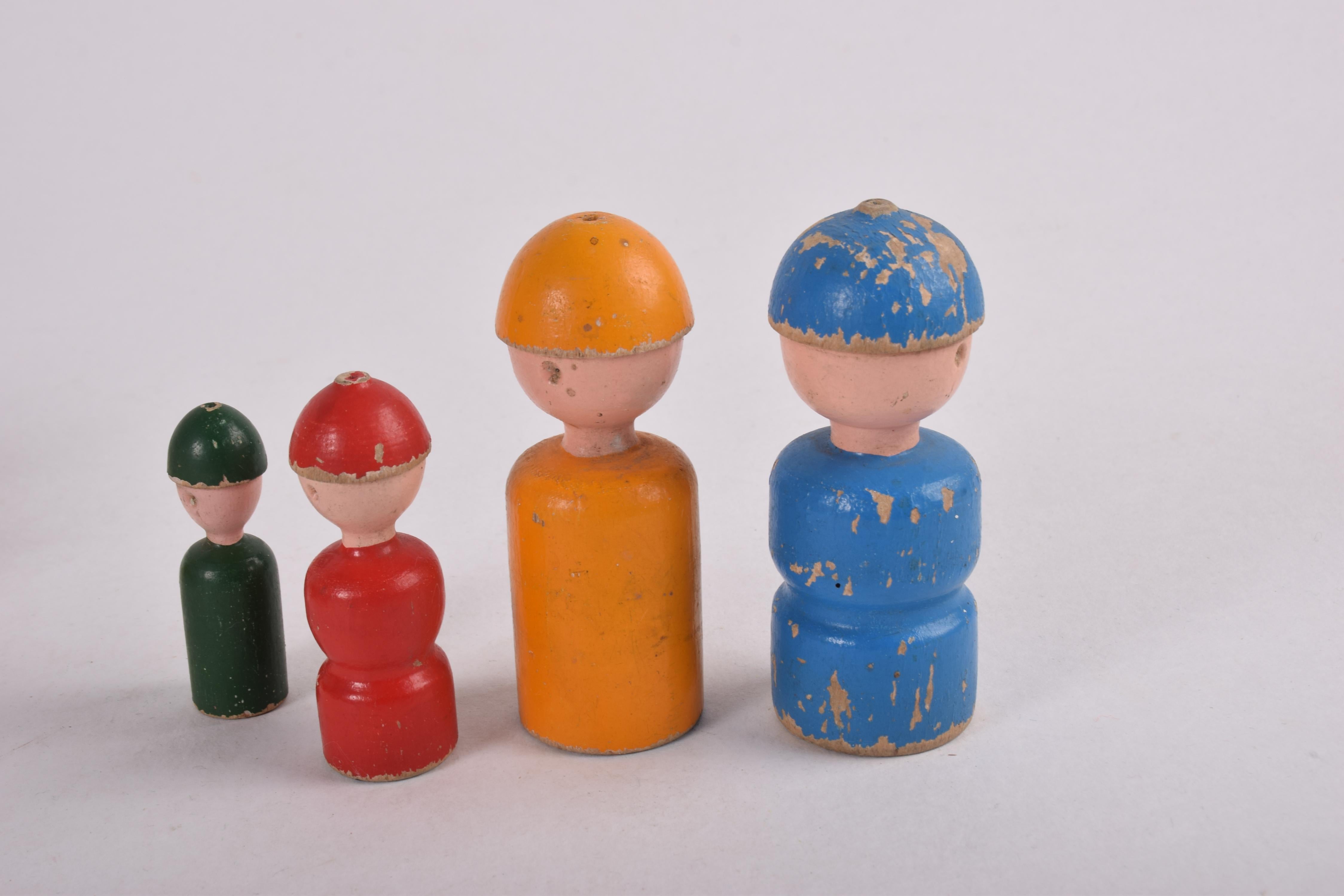 Originales dänisches Kay Bojesen-Spielzeug-Wagon „Family Trip“, farbenfrohes Buchenholz, 1950er Jahre im Zustand „Relativ gut“ im Angebot in Silkeborg, Silkeborg
