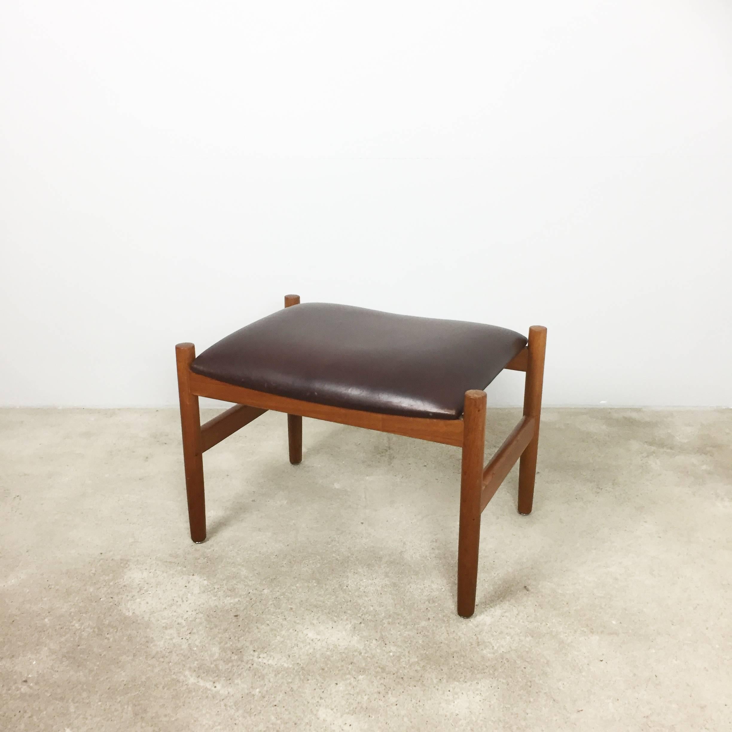 Article:

Teak stool with original brown real leather cover


Producer:

Spottrup, Denmark


Decade:

1960s


Description:

This stool was manufactured in Denmark by Spottrup in the 1960s. It is made from solid oak wood and is