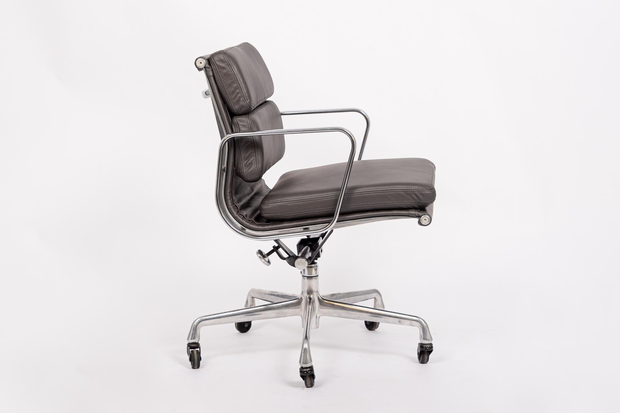 Original Bürostuhl aus dunkelgrauem Leder von Eames für Herman Miller im Zustand „Gut“ in Detroit, MI