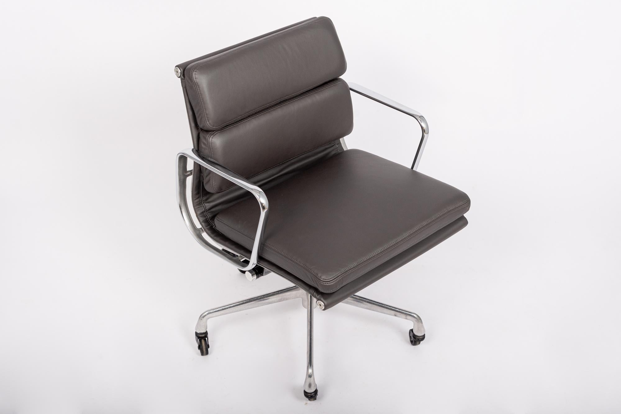 Original Dark Gray Leather Office Chair by Eames for Herman Miller For Sale 1