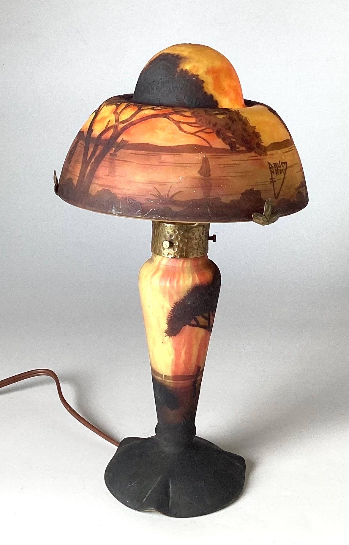Français Lampe d'origine en verre d'art Daum Nancy en vente