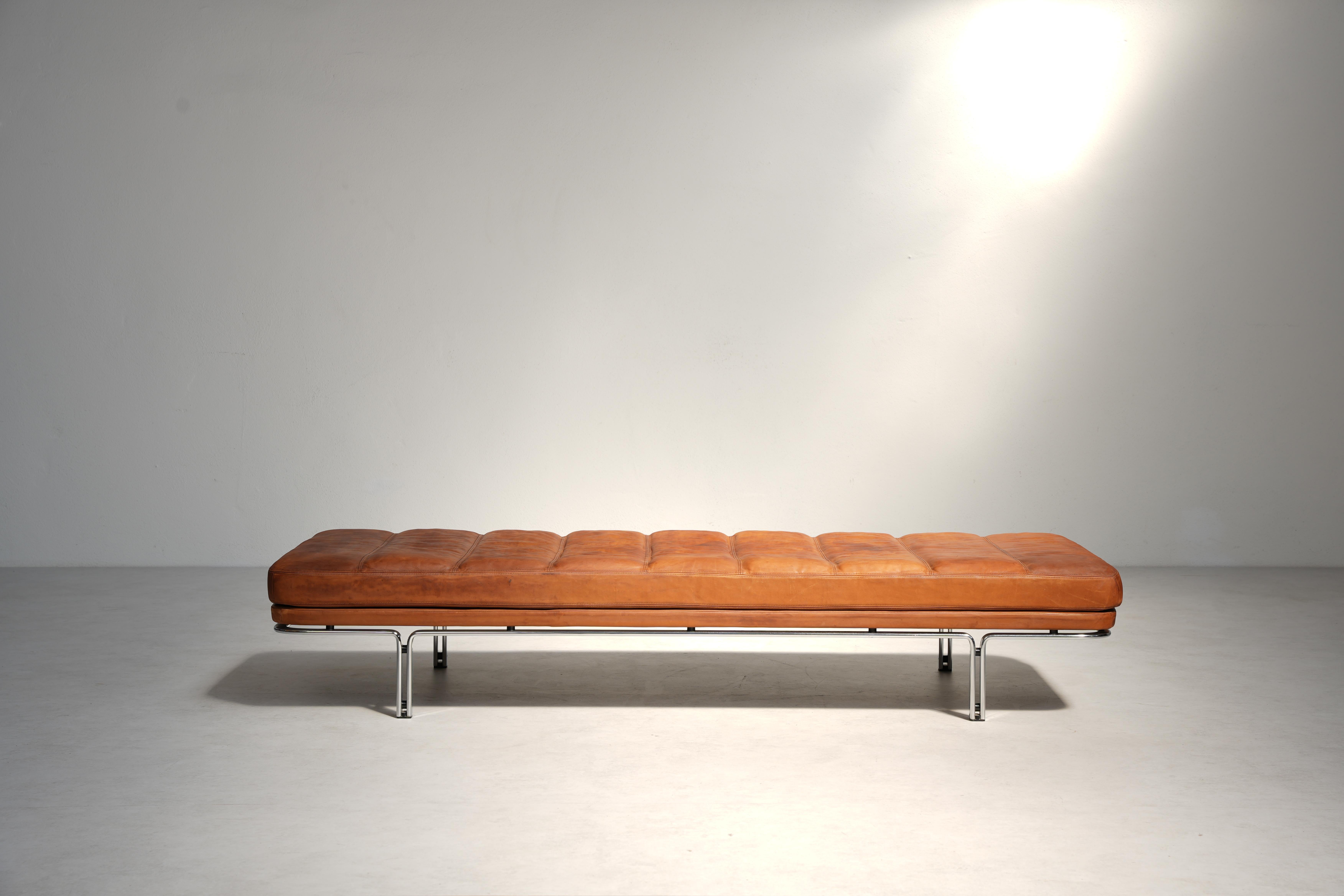 Magnifique lit de jour du designer allemand Horst Brüning, produit par le fabricant Alfred Kill International en 1968.

Cet élégant lit de jour, conçu par Horst Brüning et produit par Eleg International, est un exemple remarquable du design moderne