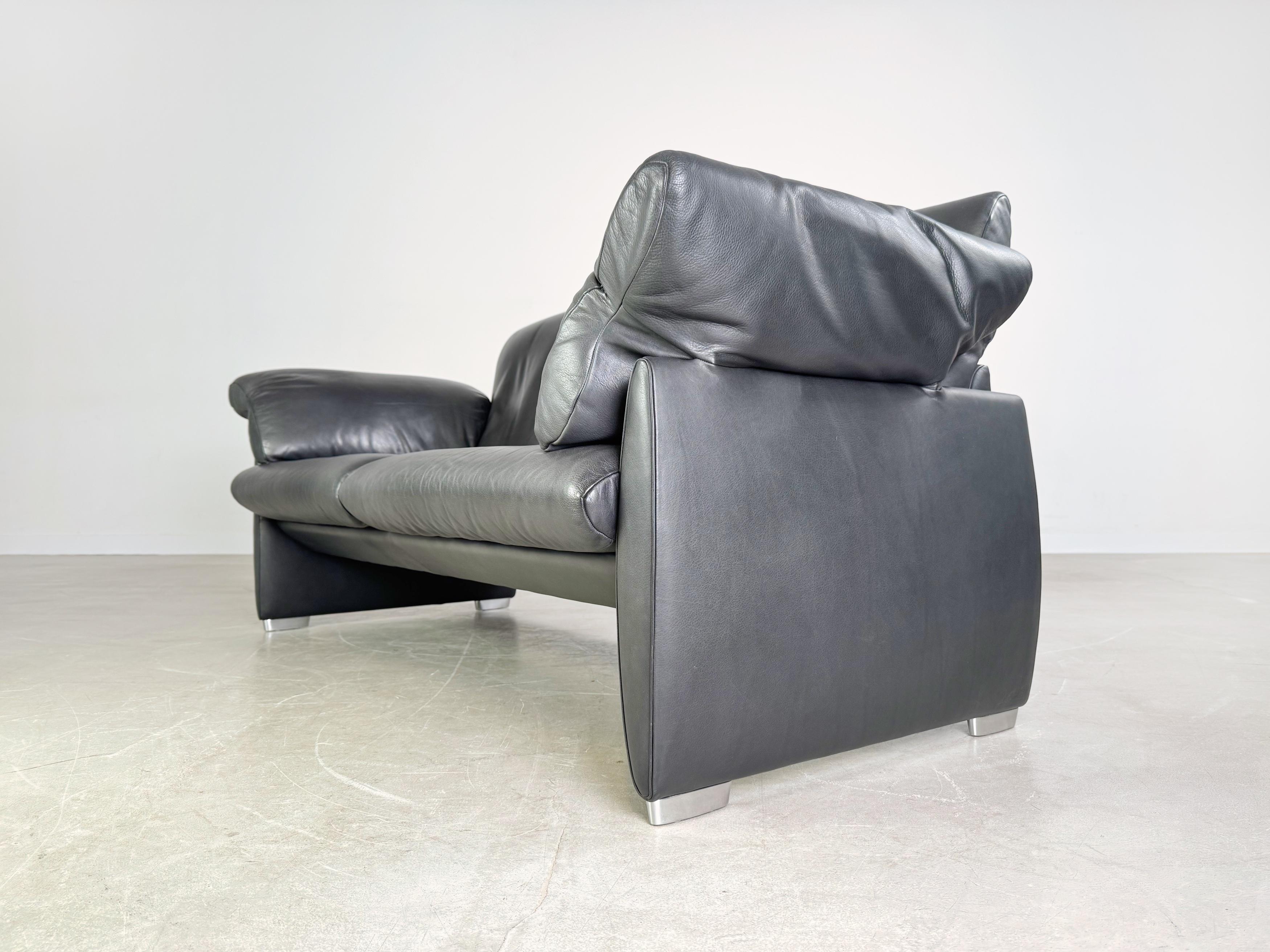 Wir bieten ein wunderschönes De Sede DS 10/23 Zweisitzer Sofa aus schwarzem Leder zum Verkauf an. Das Sofa ist mit hochwertigem Echtleder bezogen und zeichnet sich durch seine einfache und klare Formgebung als zeitloses Möbelstück aus.

Zustand: