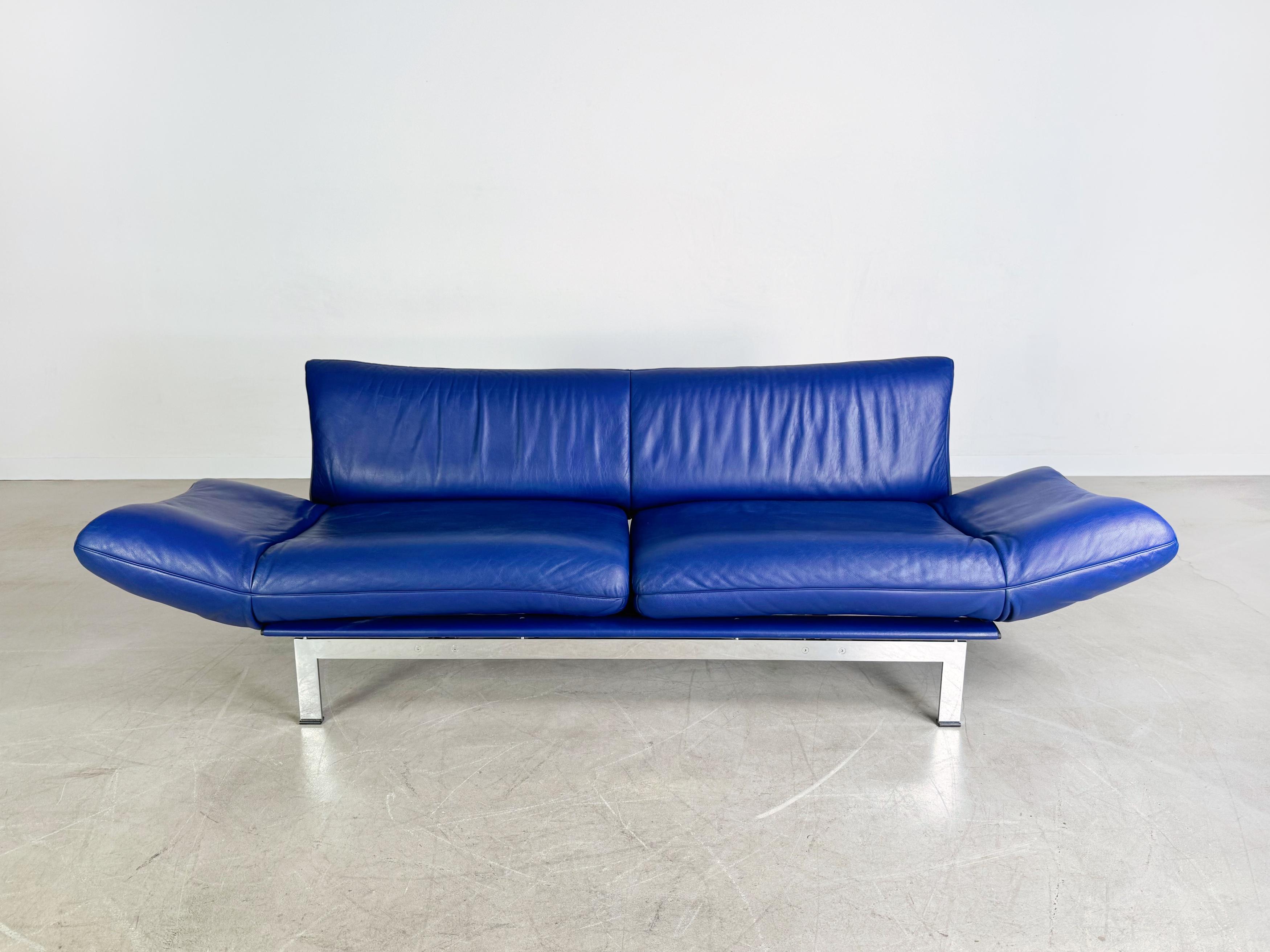 Wir bieten ein wunderschönes de Sede DS 140 Zweisitzer Sofa in dunkelblauem Leder zum Verkauf an. Die Armlehnen des Sofas lassen sich in unterschiedliche Höhen klappen, wobei die Sitzmodule drehbar sind und sich damit in eine große Liegefläche