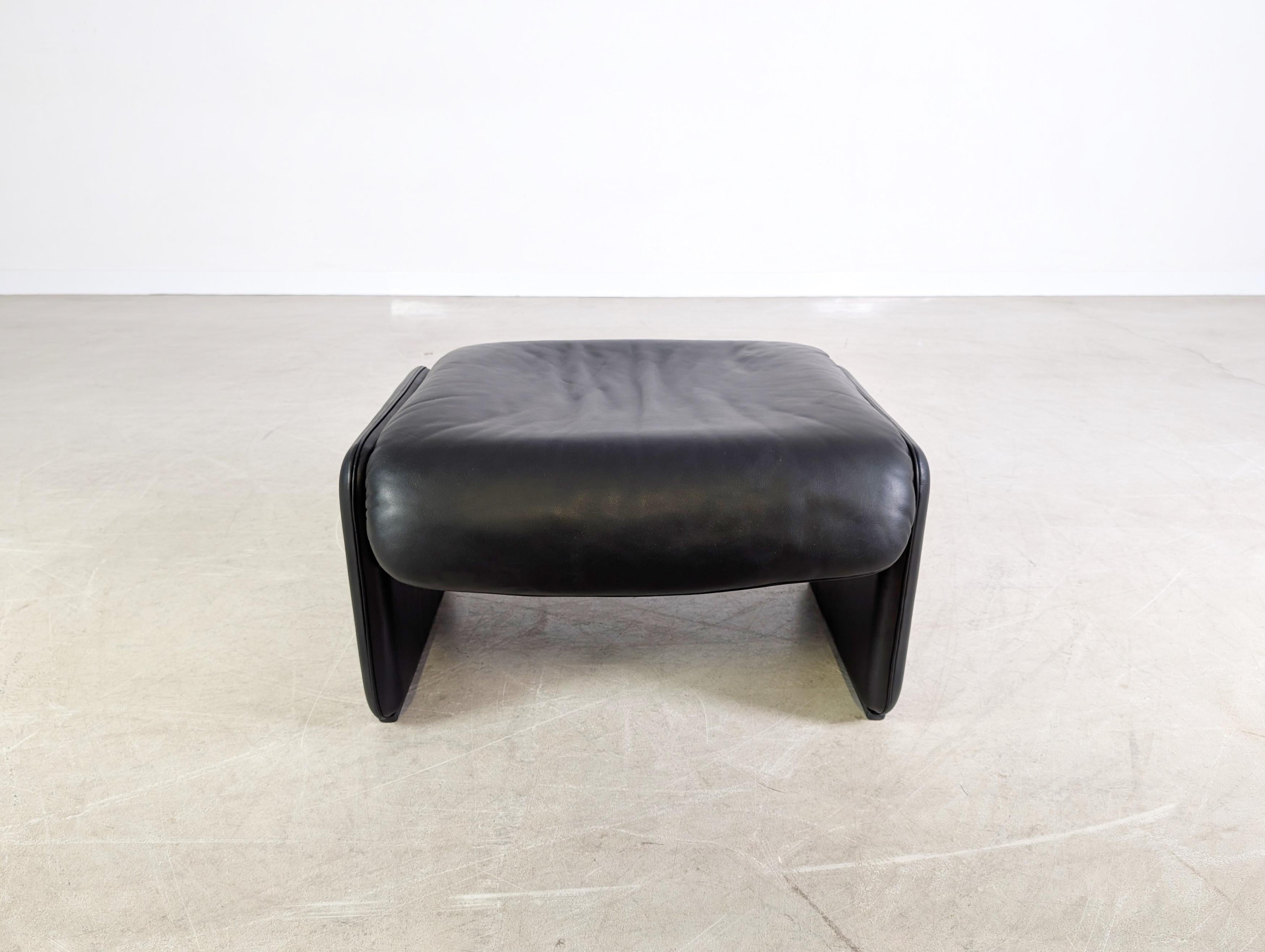 Wir bieten einen sehr gepflegten Vintage Ottoman des Schweizer Traditionsherstellers De Sede zum Verkauf an. Le modèle 