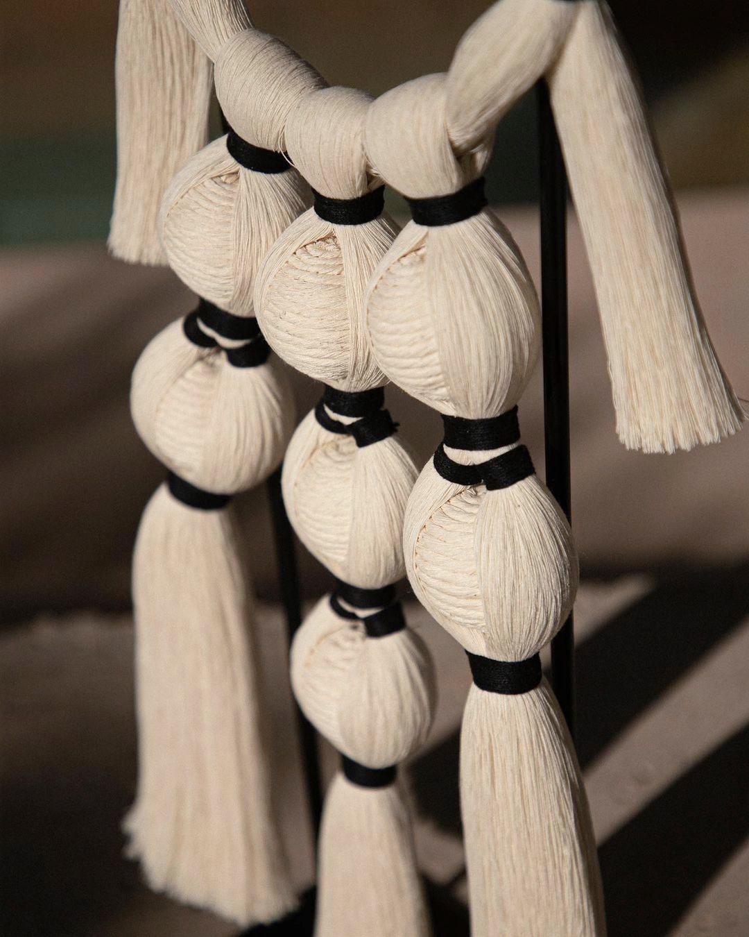 Organico moderno Scultura originale degli occhi del deserto di Caralarga - Gioielli Raw Cotton A Space in vendita