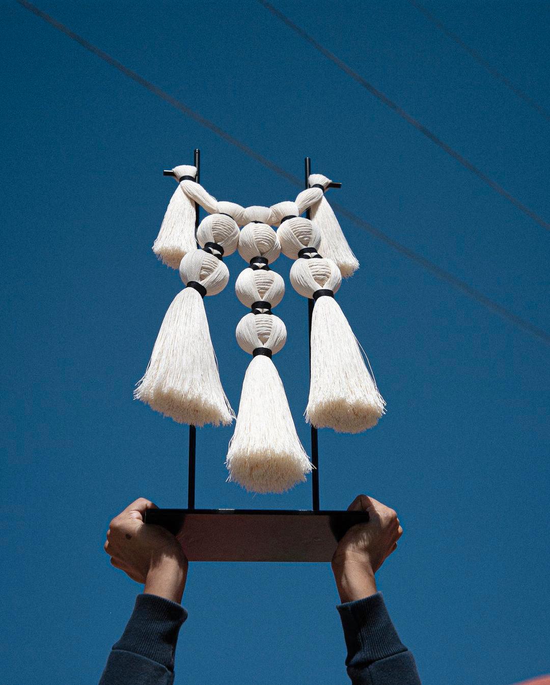 Fatto a mano Scultura originale degli occhi del deserto di Caralarga - Gioielli Raw Cotton A Space in vendita