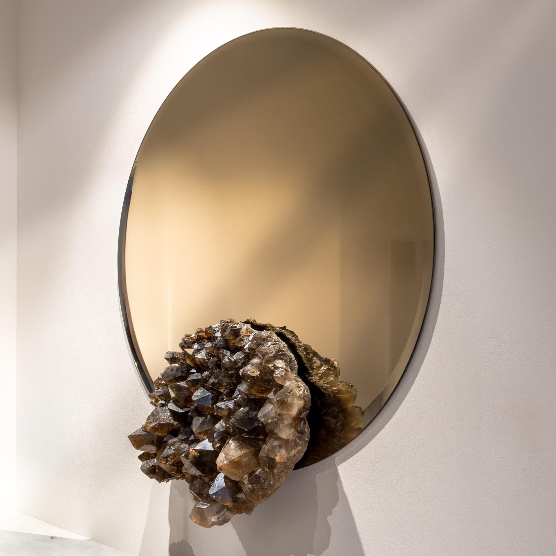 Specchio circolare di design originale color bronzo con cluster di quarzo fumé brasiliano In condizioni Nuovo in vendita a Polanco, CDMX