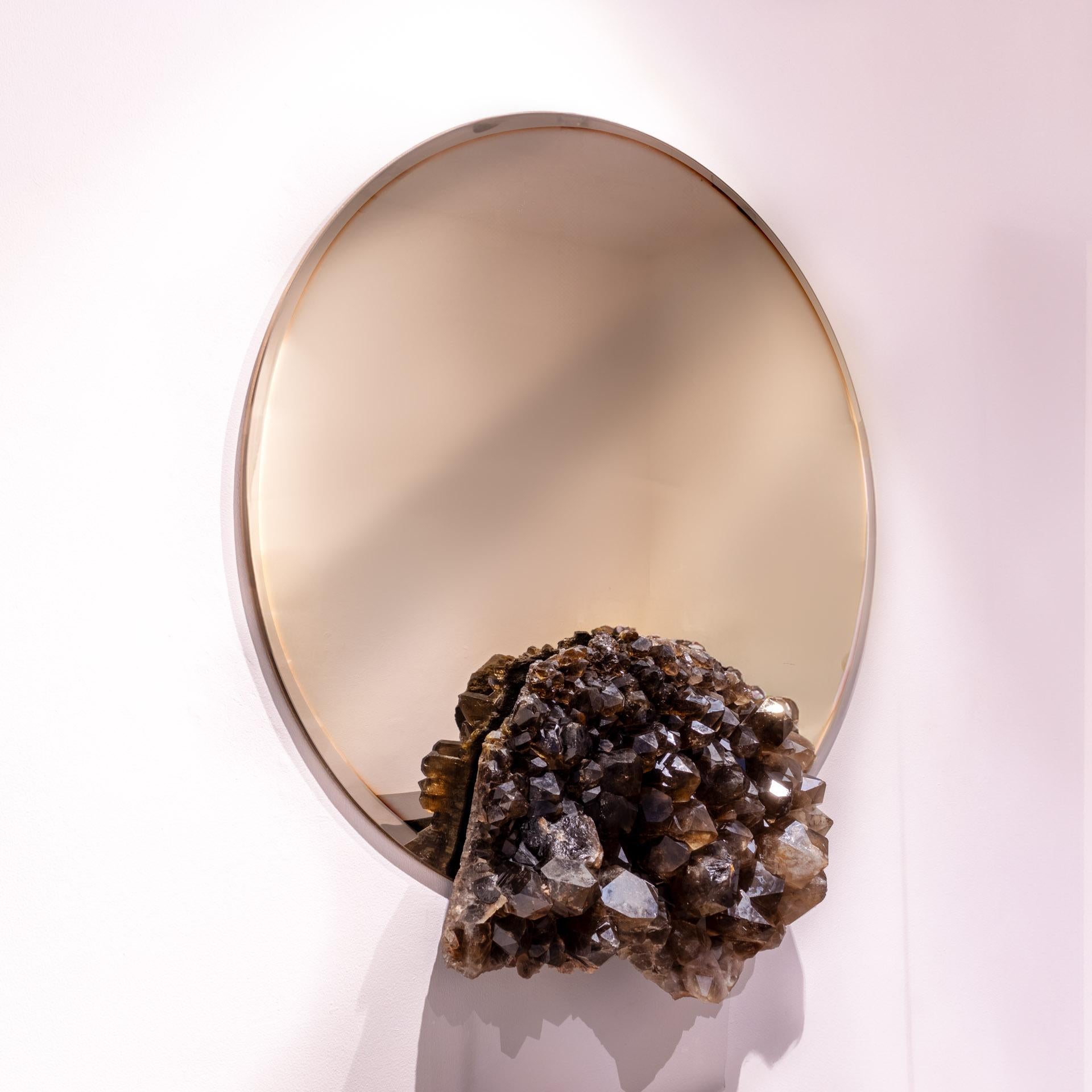XXI secolo e contemporaneo Specchio circolare di design originale color bronzo con cluster di quarzo fumé brasiliano in vendita