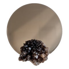 Specchio circolare di design originale color bronzo con cluster di quarzo fumé brasiliano