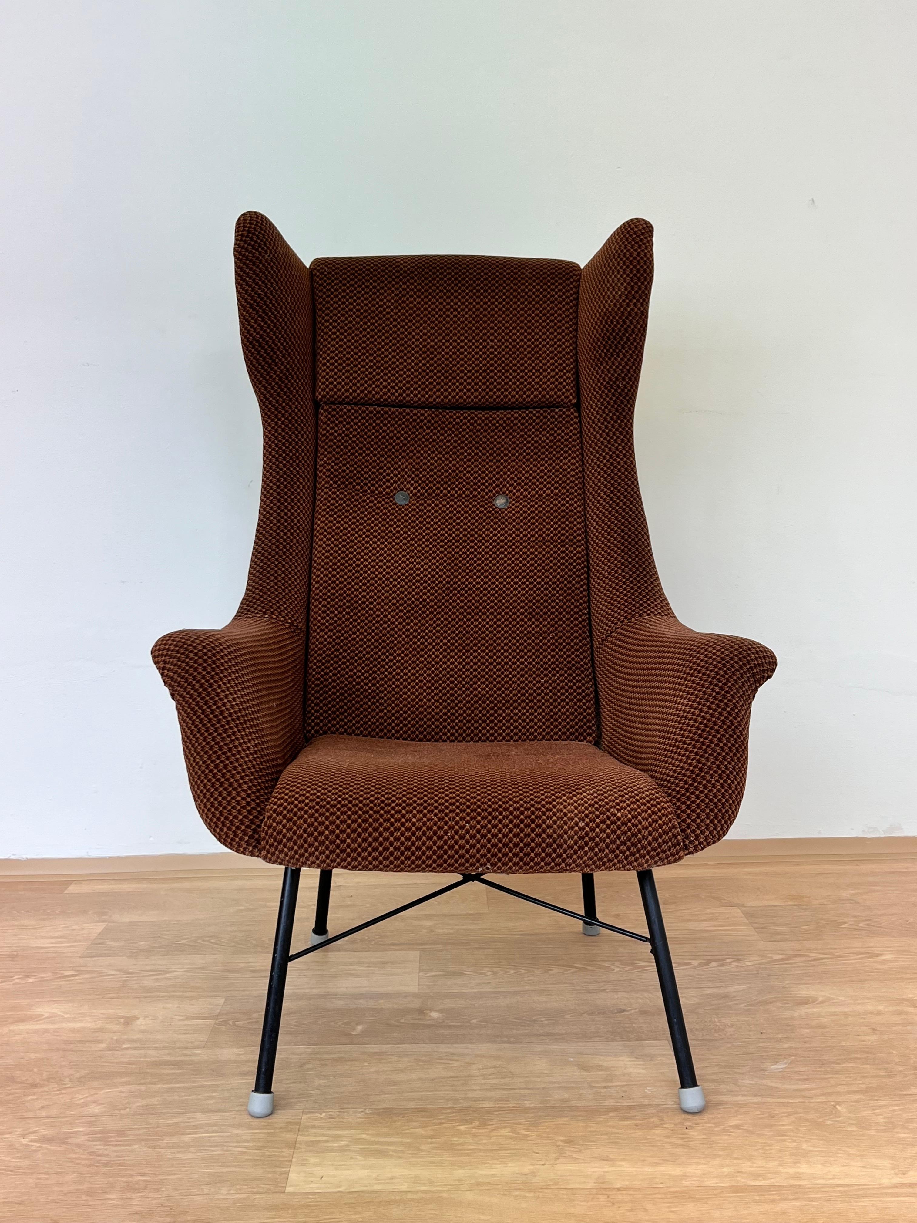 Original Design Fiberglass Wing Chair by Miroslav Navratil, 1970s In Good Condition For Sale In Praha, CZ