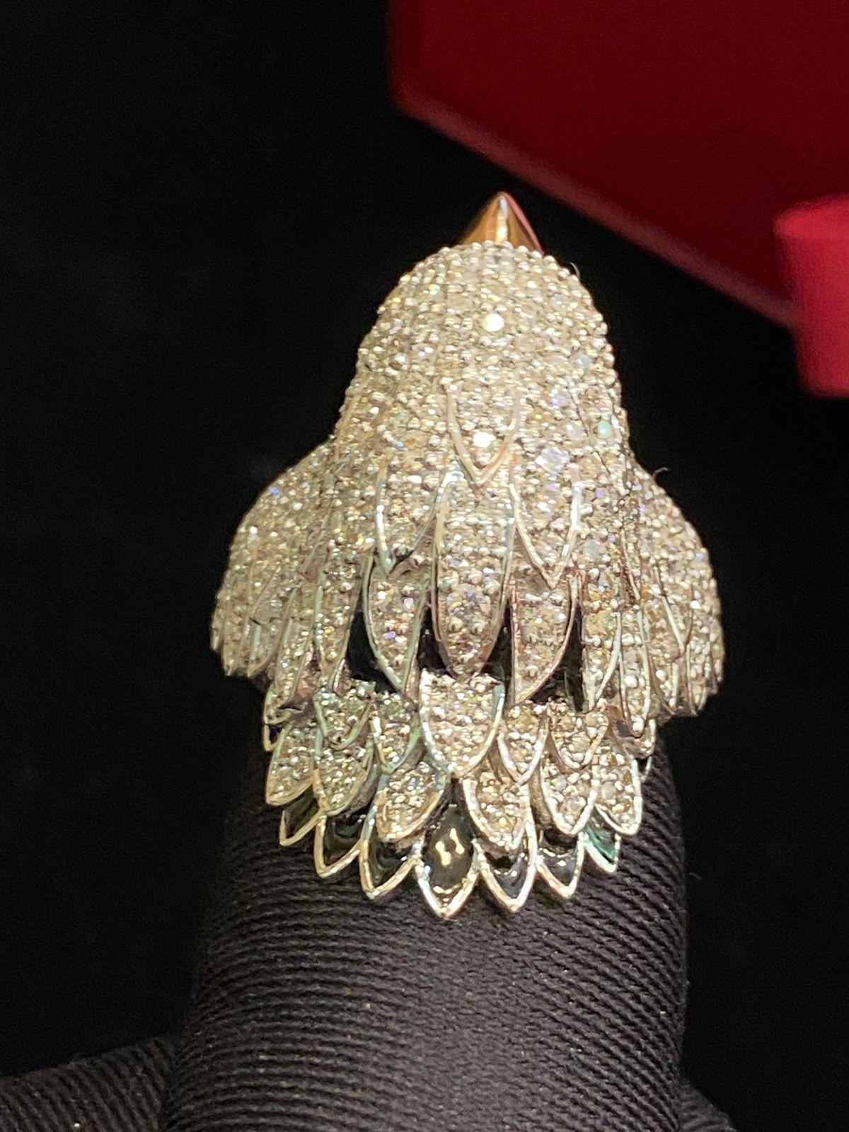 Un esclusivo stile animalier in oro 18 carati con diamanti rotondi taglio brillante ct 3,71 F/VS e occhi con due zaffiri gialli. 
Gioielli fatti a mano da artigiani orafi.
Eccellente fabbricazione e qualità.