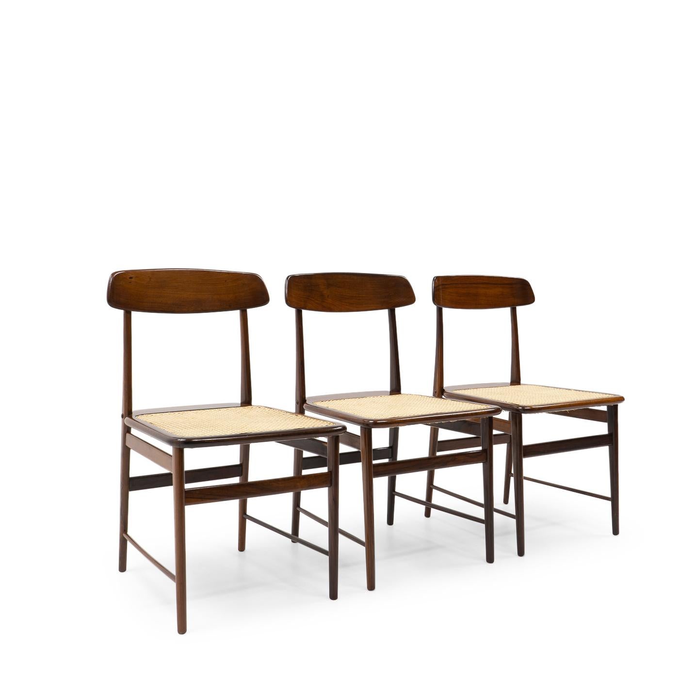 Sergio Rodrigues a établi la norme en matière de mobilier moderne au Brésil dans les années 1950. Ses œuvres sont devenues une référence pour le design brésilien, qui utilise souvent des espèces de bois indigènes comme le jacaranda et