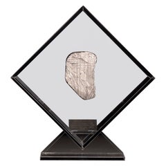 Conception originale, Meteorite de Seymchan dans une vitrine en acrylique