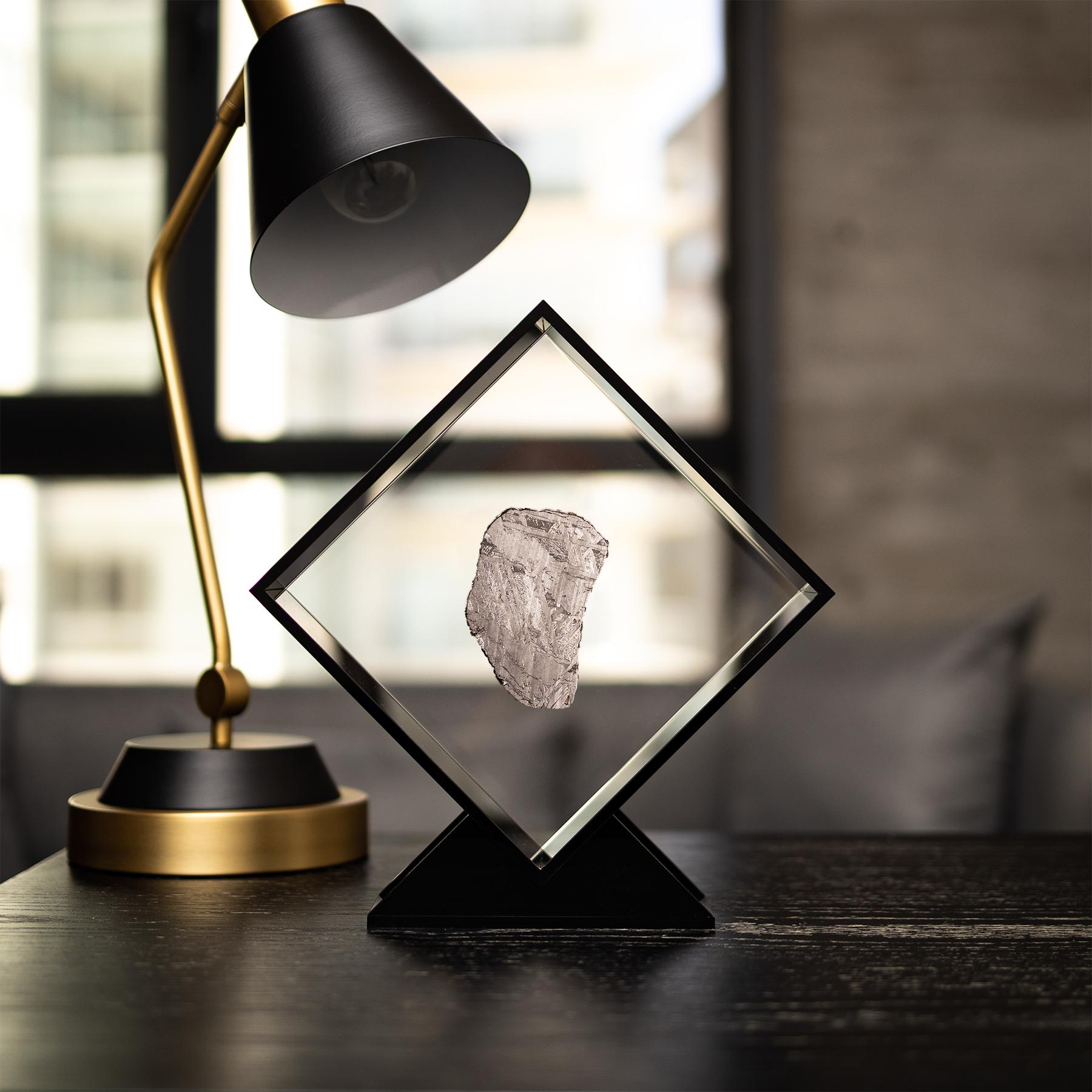 Design/One original dans un présentoir en acrylique avec un aimant donnant l'impression que la météorite flotte comme elle l'a fait dans l'espace pendant des années avant sa dernière visite sur Terre. 
Seymchan avec météorite à olivine 
Origine :